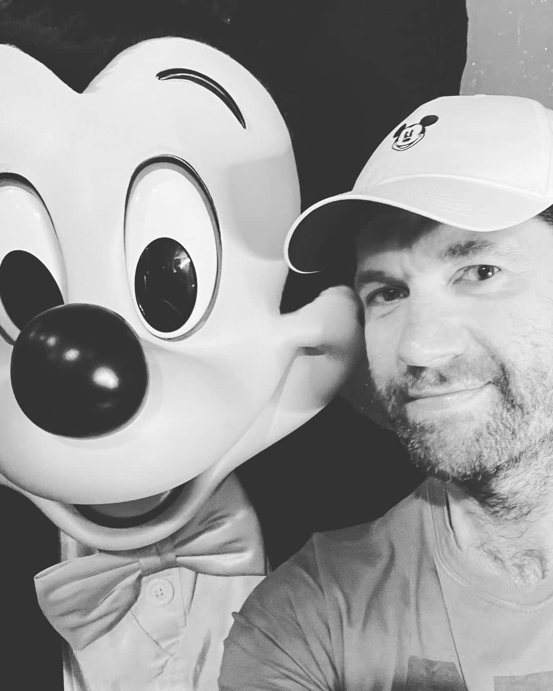 ビリー・エイチュナーさんのインスタグラム写真 - (ビリー・エイチュナーInstagram)「I adopted these 7 mostly middle-aged gay men and brought them to Disneyland as a little treat. (Apparently other people bring children?) We had the BEST time. And you must try the Avengers-branded chicken shawarma - surprisingly delicious! Thank you to my dear friend and colleague Mickey Mouse and all my friends @disney and @disneyland for a perfect day. I’ve been going to Disney parks since I was 5. It never, ever disappoints! 💫」4月19日 8時43分 - billyeichner