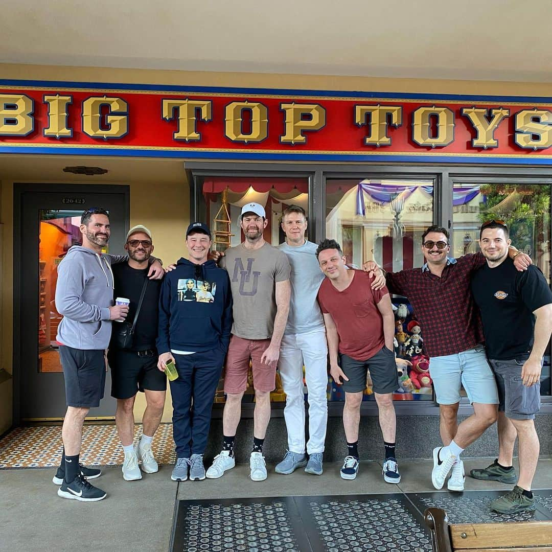 ビリー・エイチュナーさんのインスタグラム写真 - (ビリー・エイチュナーInstagram)「I adopted these 7 mostly middle-aged gay men and brought them to Disneyland as a little treat. (Apparently other people bring children?) We had the BEST time. And you must try the Avengers-branded chicken shawarma - surprisingly delicious! Thank you to my dear friend and colleague Mickey Mouse and all my friends @disney and @disneyland for a perfect day. I’ve been going to Disney parks since I was 5. It never, ever disappoints! 💫」4月19日 8時43分 - billyeichner