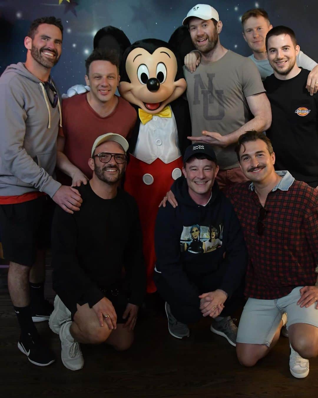 ビリー・エイチュナーのインスタグラム：「I adopted these 7 mostly middle-aged gay men and brought them to Disneyland as a little treat. (Apparently other people bring children?) We had the BEST time. And you must try the Avengers-branded chicken shawarma - surprisingly delicious! Thank you to my dear friend and colleague Mickey Mouse and all my friends @disney and @disneyland for a perfect day. I’ve been going to Disney parks since I was 5. It never, ever disappoints! 💫」