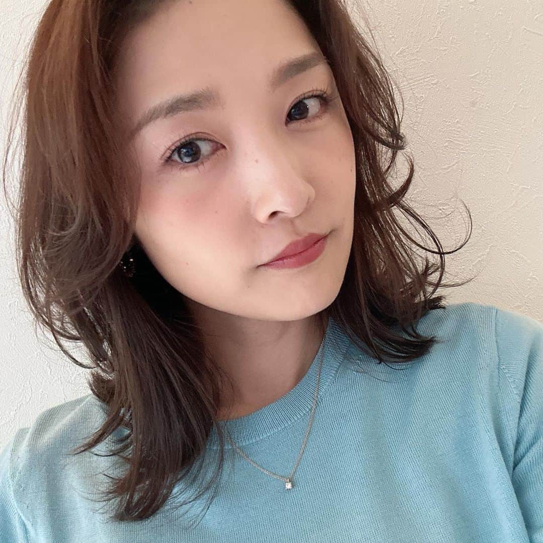 石川梨華のインスタグラム：「ブルー💙  最近は身につけたいアイテムを一つ決めてからコーディネートするのが楽しくなってきてます😄✨  オシャレってそういうもの？？  今までオシャレに無頓着だったから、この感覚が38歳で初めてなの🤣🤣🤣  このカバン持ちたいから何着ようかな？とか  この靴履きたいから何着ようかな？とか  この日はブルーのニット着たかったから、それに合わせるコーディネートしてみました💙  これって 完全にオシャレ楽しんでるじゃん❣️  オシャレに目覚めたリアル梨華38歳✌️  てかここ数日、毎日のように長男がママ何歳？って聞いてくるからさ、もう38っていってるじゃん！あんまり聞かないでって、言っちゃった😂🙏  そんな長男ももう少しで5歳👦🏻 早いな〜✨  バースデーの飾り付けしなきゃな💪  #石川梨華 #モーニング娘og #リアル梨華 #二児の母 #やんちゃボーイズ #オシャレ #目覚めた #38歳」