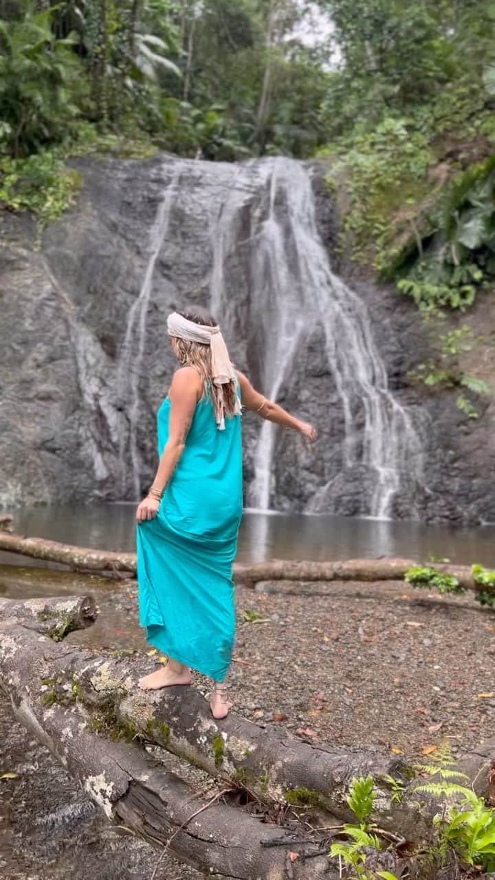 アリサ・ラモスのインスタグラム：「Waterfalls in remote areas are one of my favorite world wonders! This one in Papua New Guinea required a flight, bus, two boats, and a jungle trek to get to!  Located in the Milne Bay province, this was part of our adventure to go see the skull caves (see previous post on cannibalism history in PNG), which are located nearby.   We paid a very small local community to be there and guide us to their waterfall, and the little kids decided to join, I think mostly to giggle the entire time as they repeated common phrases that their few American and Aussie guests say, like “Oh my gawwdd” 😂   Although they don’t get many guests, it makes me extremely happy that for a community that’s only accessible by small boat, they can profit from the travelers and adventurers who seek such beauty in rare locations 💖  The walk through the jungle was raw and lush, and again, one of the few places I’ve been on earth with this type of natural abundance that’s not destroyed by humans (PNG has the third largest jungle/rainforest after Amazon and DRC, both of which I have also been to).  I was barefoot because my shoes broke, but after walking through the jungle barefoot and into the waterfall, I think I’ll always opt to hike that way, as I felt a lot more connected with the earth.  Experiences like these are ones I’ll cherish forever, and strive to get as many other wanderlust adventurers to have as well!  For more info on this location, how to get here, and how to safely take a trip to Papua New Guinea, check out my recent blog post!  I’m also doing a Live interview tomorrow morning with one of PNG’s young mover and shakers! Check us out! …6am EST 😜  Would you do the trek to get to this waterfall?  #papuanewguinea #png #milnebay #mylifesatravelmovie #tawali #pngtribal #pngtribalfoundation #solofemaletravel #solofemsletraveler #solotravel #adventurer #wanderlust #waterfallwednesday #waterfall」