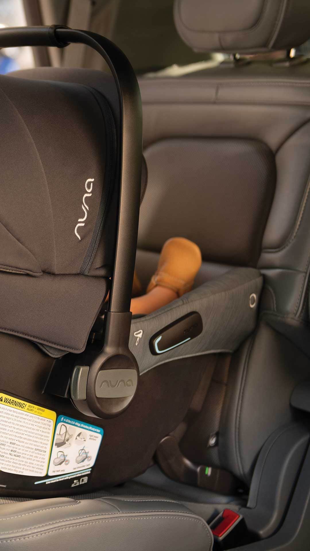 nunaのインスタグラム：「There’s nothing like a daddy-daughter park day 💚 🌳 These MIXX series accessories—cup holder, child tray, diaper bag, and sling bag make strolls in the park with dad a whole lot smoother 😎 ✨   💬 What is your go-to park day accessory?」