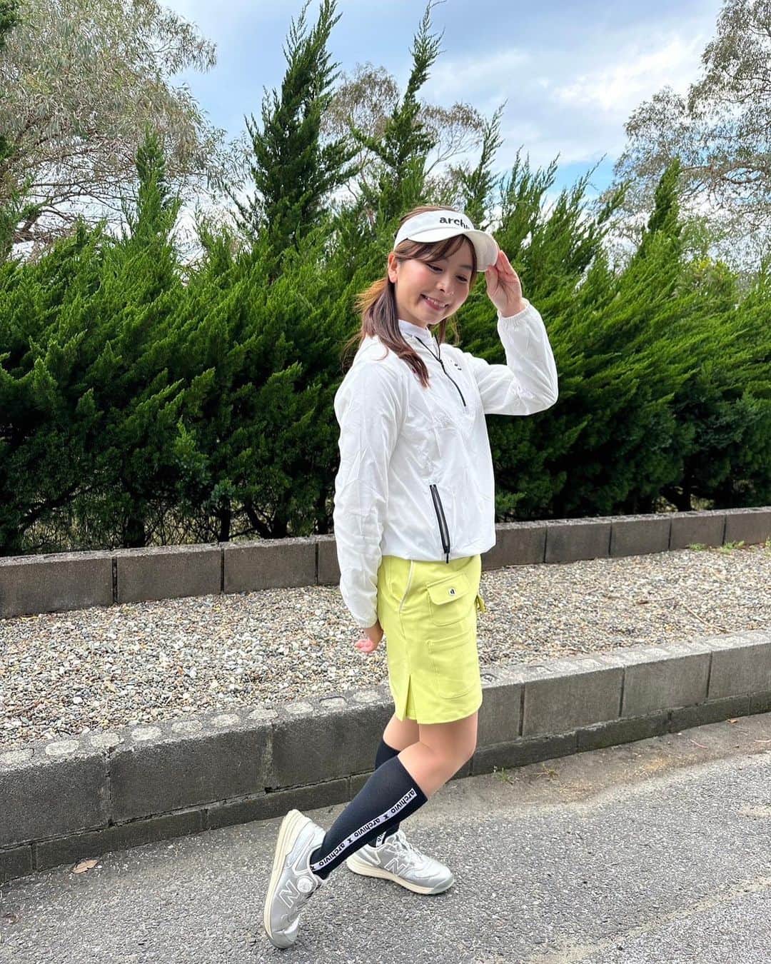 なみきさんのインスタグラム写真 - (なみきInstagram)「この日は春色コーデ☺️ @archivio.official  私の大好きな黄色のスカートをメインに他は白で統一！！ このトップスのしゃかしゃかはめちゃくちゃ軽くてびっくり😆！ 丸めてカバンにいれておくことができる優れものです！笑 ・ ・ #GOLF #golf #ゴルフ #ゴルフ女子 #ゴルフウェア #ゴルフウェアコーデ #archivio #アルチビオ」4月19日 8時50分 - namiki_golf