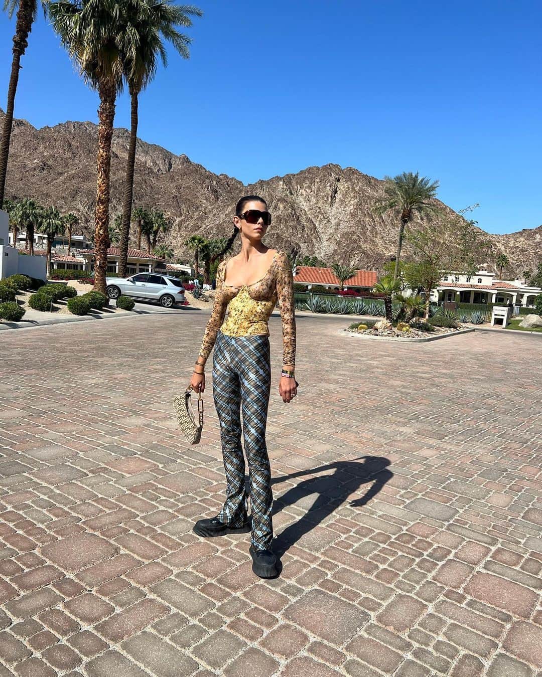 ジョージア・フォウラーのインスタグラム：「Cracked my phone so this is the last of it 🌴🪩🐍☀️」