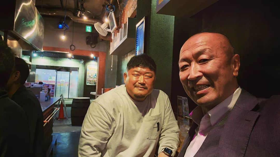 伊藤剛臣さんのインスタグラム写真 - (伊藤剛臣Instagram)「・ 昨日の夜😄 ラグビー日本代表FWコーチ #長谷川慎 と久しぶりの飲み🍻🙌  #伊藤剛臣 #法政 #法政大学ラグビー部 #神戸製鋼所 #神戸製鋼コベルコスティーラーズ #釜石シーウェイブス #元ラグビー日本代表  #ラグビー日本代表  #ラグビーワールドカップ2023 #ラグビーワールドカップ #ラグビー  #ホリプロ #rugby  #rugbyunion  #rugbyworldcup #rugbyworldcup2023 #Canterbury #ゴールドウィン #goldwin #カンタベリー #Canterbury #マッツカート #ナンバー8 #braveblossoms #日本 #JAPAN #神戸 #kobe #釜石 #kamaishi」4月19日 9時00分 - ito_takeomi0411_official