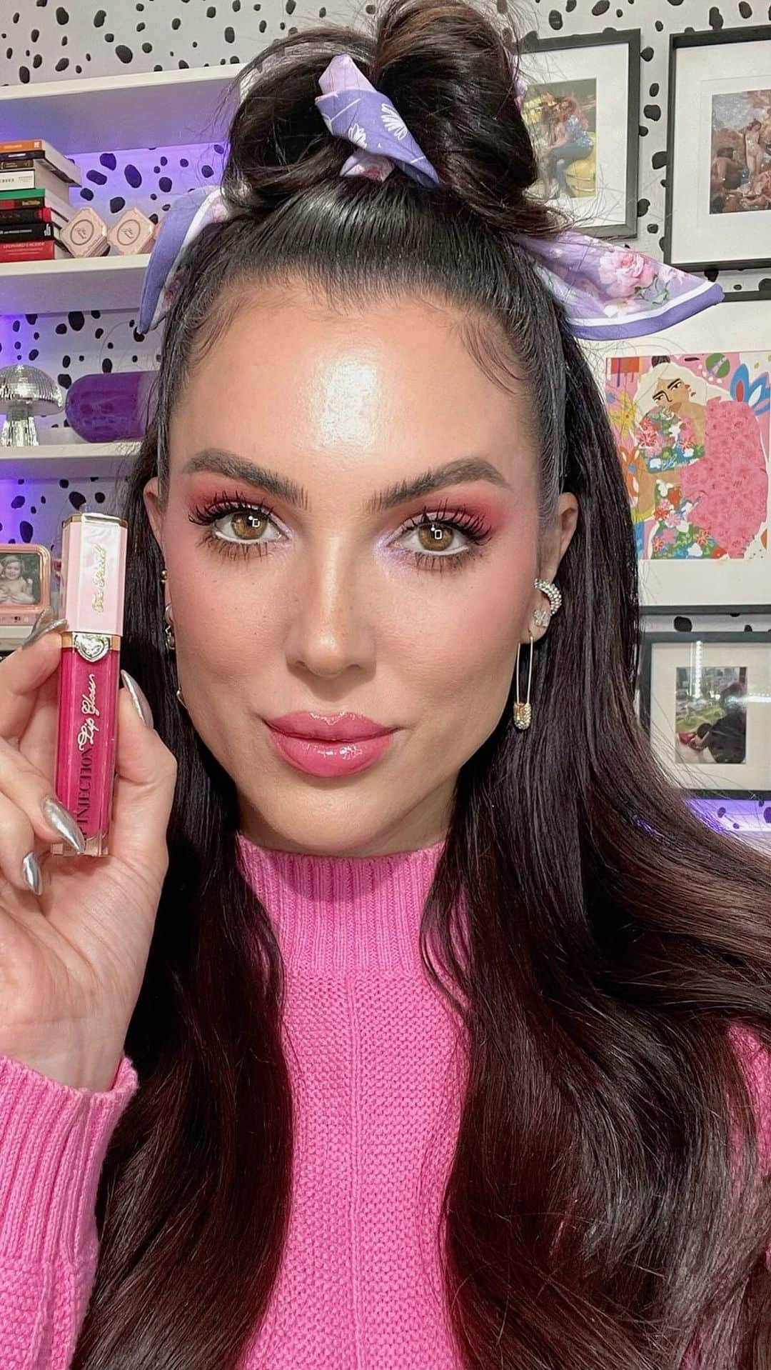 Too Facedのインスタグラム：「Pretty in pink 😚💖 Executive Global Beauty Director @elysereneau uses our new Lip Injection Extreme Lip Shaper in the shade “Puffy Nude” and our Lip Injection Power Plumping Lip Gloss in the shade “People Pleaser” for this gorgeous pink lip! 💓💋 #toofaced #tfcrueltyfree #toofacedlipinjection」