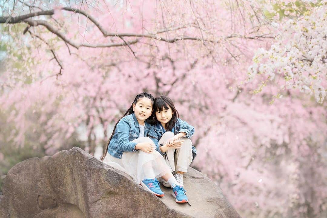 あすかさんのインスタグラム写真 - (あすかInstagram)「・ 公園巡りの目的は 桜撮影でもあったんだけど 子どもたちも１日 一緒に撮ることに夢中に。  ケータイで撮っては 加工アプリで編集！ エモい写真を目指して あえてブレさせたり 色味をレトロ調に変えたり 試行錯誤していました。  一緒にこんな風に 写真を楽しめる日が きたんだなぁ🥹💕  最後のムービーは @paxi415ayumi__  ちゃんの写真や 子ども達の撮った写真。 １日の思い出を詰め込んでみました。 みんないい写真撮るなぁ。 写真も刺激をもらった１日でした✨ ・」4月19日 9時01分 - asuuuka_