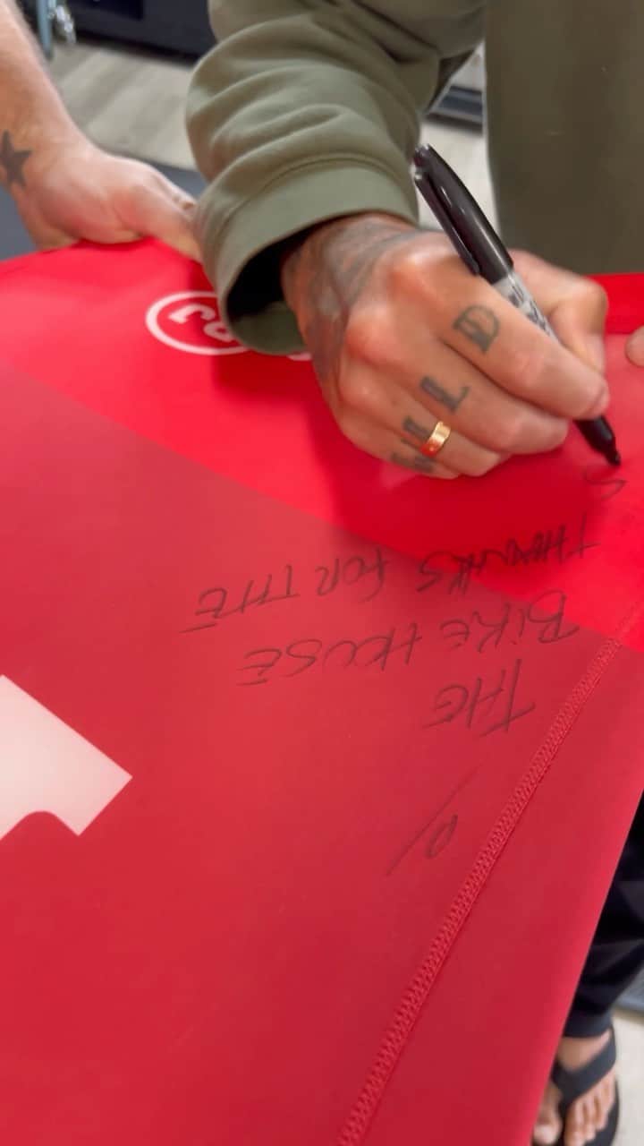 フィリッペ・トレドのインスタグラム：「Feliz de fazer parte da Equipe @pinarello_us ! Focando na minha parte física, na recuperação e preparo para os eventos. Obrigado pelo suporte e vamos que vamos ! ⚔️  Happy to be a part of the @pinarello_us team ! focusing on my physical, recovery and preparation for the events. Thank you for the support and let’s get it ! ⚔️」