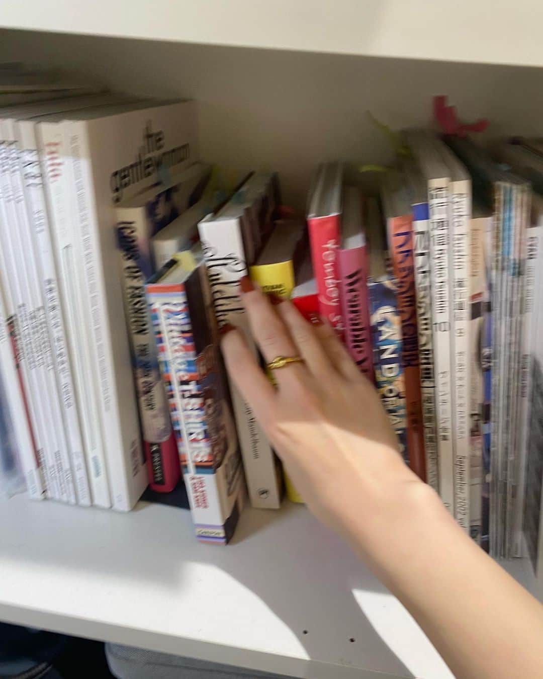 Fushimi natsukiさんのインスタグラム写真 - (Fushimi natsukiInstagram)「📚❤️  gm☀︎  ちょっと前の　ネイル。  わかる人にはわかるこの場所がこっそり好き♥︎ DSPとして使ってた本とか置いてて懐かしい気持ちにもなる　🙃  #ジェルネイル #セルフネイル #ネイルデザイン」4月19日 9時07分 - fusshan