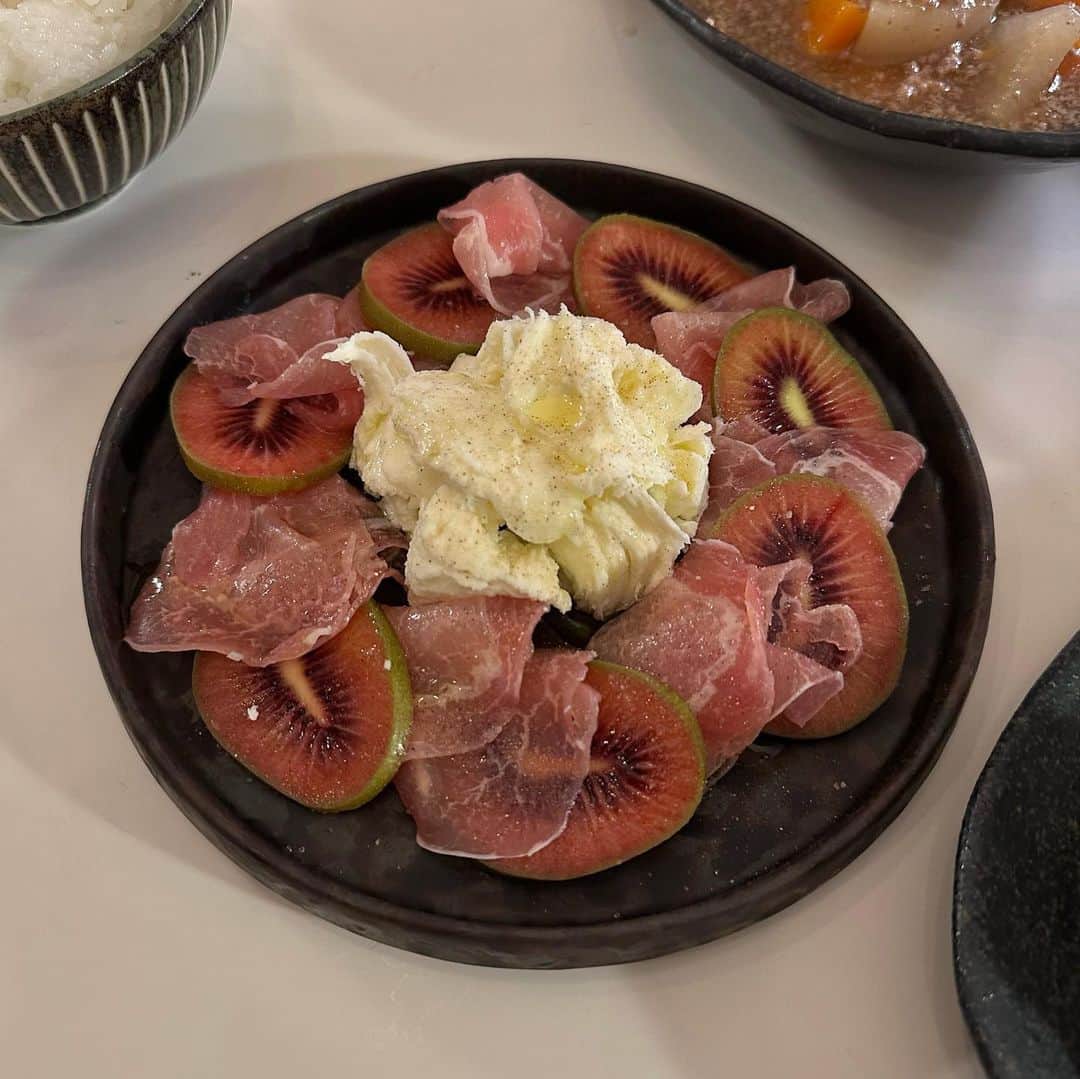 相羽瑠奈のインスタグラム：「🥝 生ハムとキウイのカプレーゼ風  美味しすぎて、よく作るやつ🫶  お皿に食材並べて、オリーブオイルと塩胡椒かけるだけ！ モッツァレラチーズは適当にちぎって盛り付けるのが個人的に好き。キウイは、洗って皮もそのまま！  いつも、ゴールドキウイで作ってたけど最近スーパーで見かけなくて… ルビーレッドっていうのが売ってたので買ってみたら、なんかお洒落な料理っぽくなりましたかわいい👄  調べたら、4〜5月の1ヶ月だけの期間限定らしい…！ 甘酸っぱくて美味しい〜〜〜！  これ、季節によってイチゴやモモに変えても すごく美味しいし、簡単すぎるのでおすすめです🍓🍑  お酒飲む方はおつまみとしても合いそう🍸」