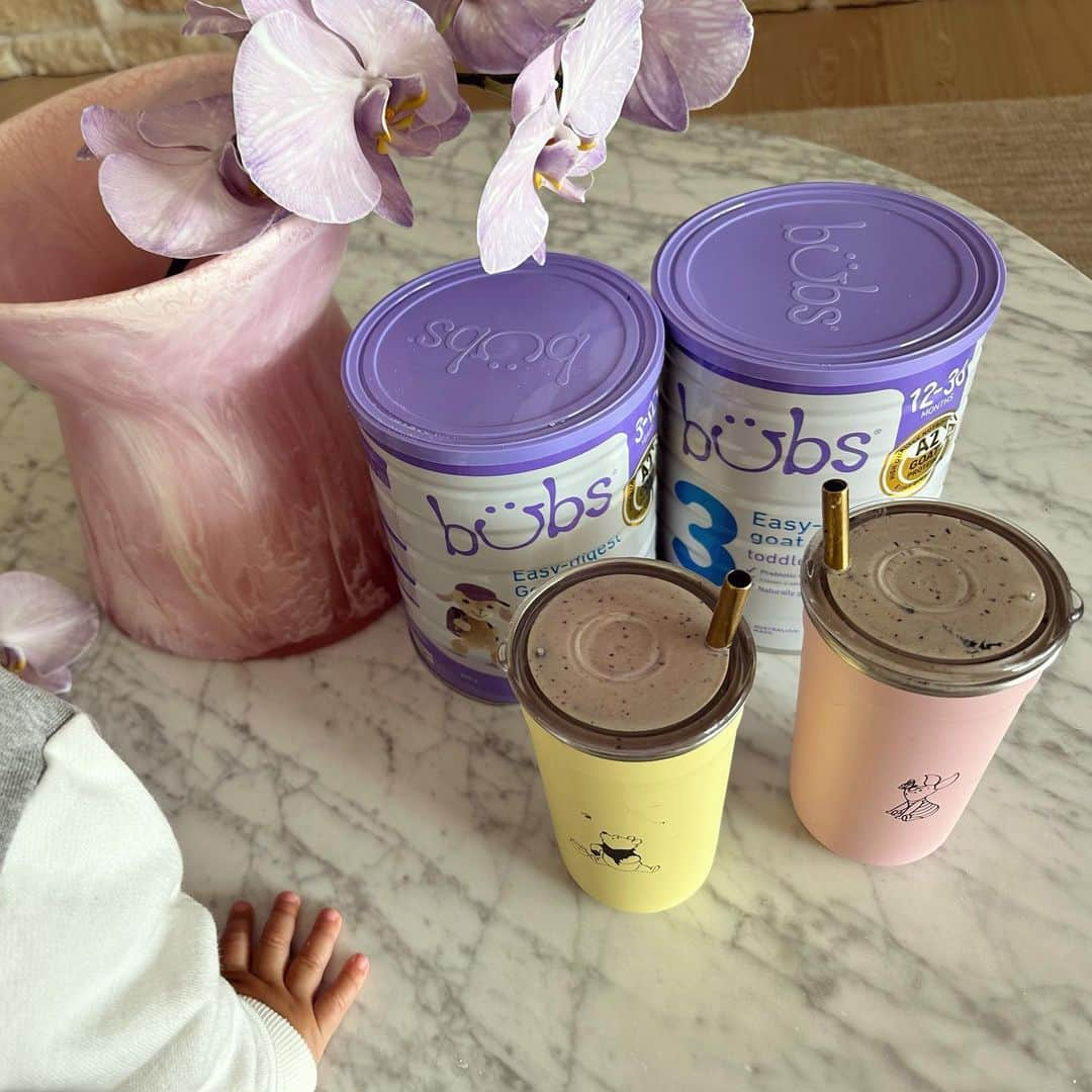 ジェニファー・ホーキンスさんのインスタグラム写真 - (ジェニファー・ホーキンスInstagram)「Smoothies with these cheeky bums! ❤️🌅 (with an extra boost of vitamins from @bubsaustralia ) #ad」4月19日 9時07分 - jenhawkins_