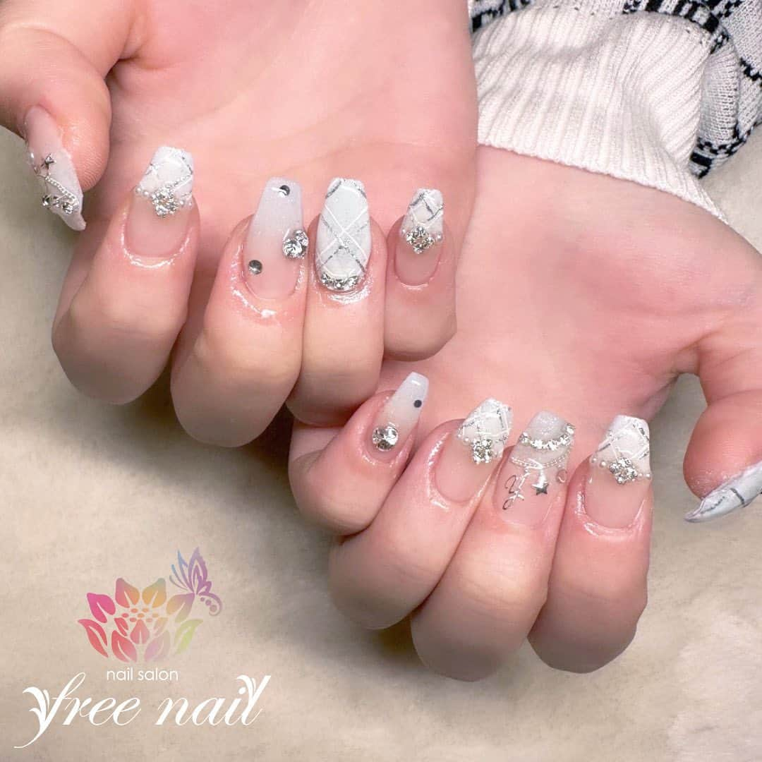 free nail フリーネイルのインスタグラム：「. お客様ネイル💅🏻🪷 . デザイングラデーションネイル🤍 . きれいめデザイン🤍 . ご来店ありがとうございました🙇🏻‍♀️🙇🏻‍♀️🙇🏻‍♀️💗 . #ネイルアート #ジェルネイル #ネイルサロン #大阪ネイルサロン #ネイルデザイン #ネイルチェンジ #グラデーションネイル #チェックネイル #ワンホンネイル #韓国ネイル #ホワイトネイル #ヌーディーネイル #デザインネイル #トレンドネイル #きれいめネイル #大人ネイル #春ネイル #springnails #nailsart #nailsdid #美甲 #日式美甲 #日式美甲胶 #日本美甲师 #日本美甲老师 #美甲上课 #日本胶 #フリーネイル #freenail」