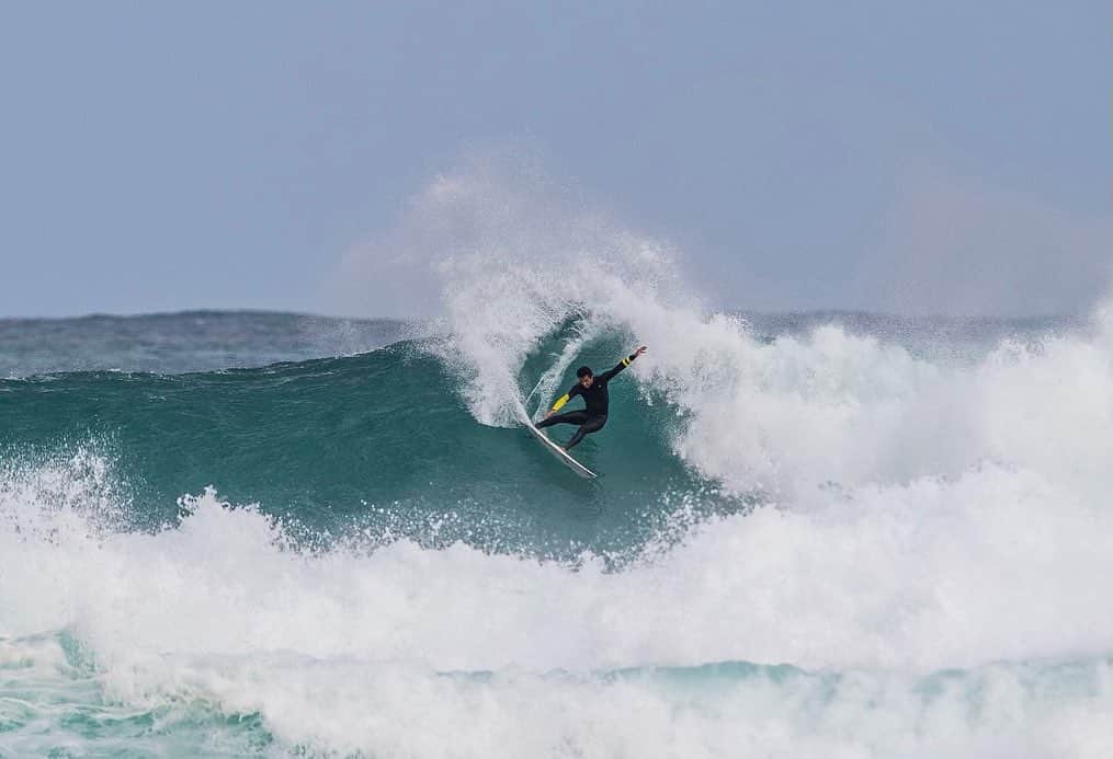 フィリッペ・トレドのインスタグラム：「Acho que a borda esta em dia, primeiro surf aqui em WA/ I think the rail work is up to date, first surf here in WA 🇦🇺 📸: @badboyryry_」