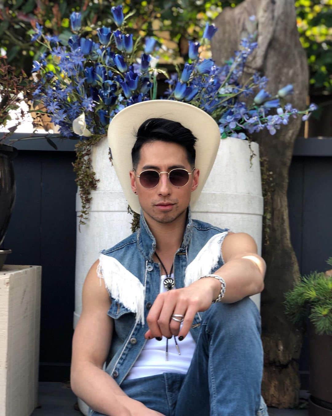 ジェレミー・テンのインスタグラム：「Save a horse? 🐴  #Cowboy #CarrieBalsomwoodConcert  #DenimAndRhinstones #Seattle #Gay #Fringe #DressUp #AsianCowboy」