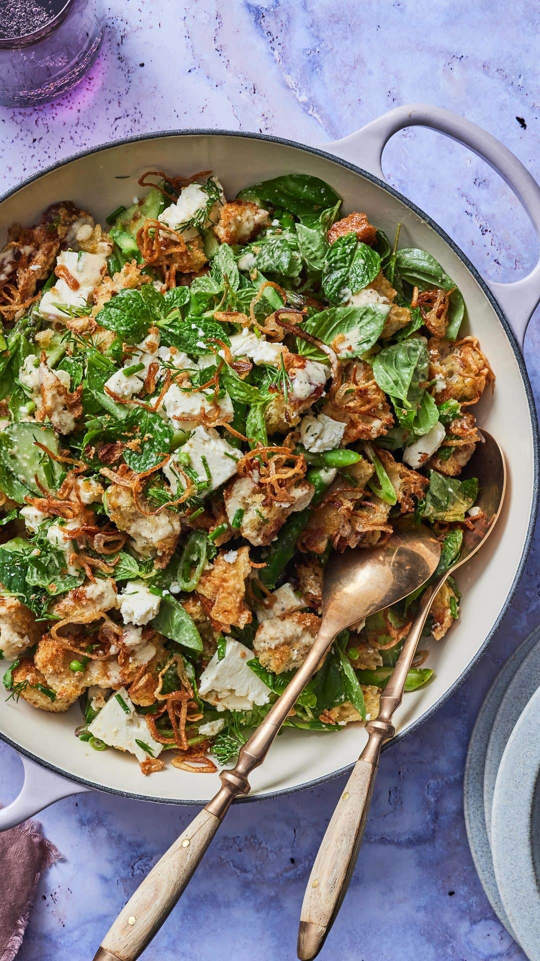 Gaby Dalkinのインスタグラム：「This Spring Pea Panzanella is the best thing to come out of my kitchen in MONTHS! I could eat this on repeat every day until the seasons change. The crispy shallots are a real star as is this new insanely beautiful Shallot colored line of @lecreuset pieces! The whole new line just launched today and I am in LOVE. Recipe is up on WGC per usual!! https://whatsgabycooking.com/best-spring-panzanella-salad-with-crispy-shallots/」