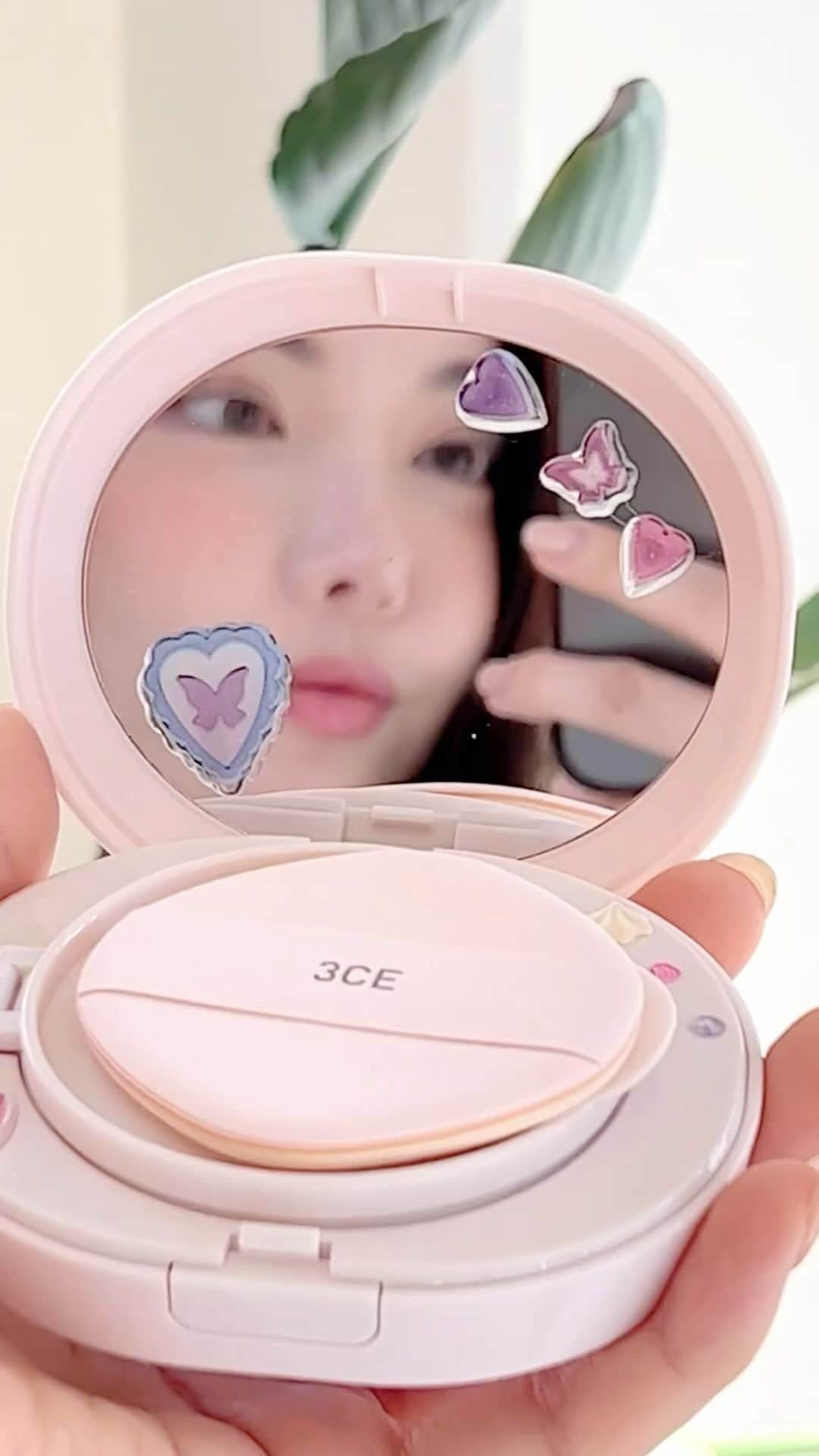 Official STYLENANDAのインスタグラム：「BARE COVER CUSHION D.I.Y. ✨  내 마음대로 꾸며보는 나만의 쿠션! 와이드 미러에도, 외관에도 내 취향을 가득 담아보아요  🔖 #houseof3ce @houseof3ce 를 태그해 여러분의 #MOTD 와 #OOTD 를 공유해주세요!  #3CE #3CESTYLENANDA #3CE스타일난다  #3CEBARECOVERCUSHION #3CE베어커버쿠션 #3CECUSHION #쿠션추천 #속광쿠션 #숨쉼쿠션 #쿠션꾸미기 #DIY #쿠꾸」