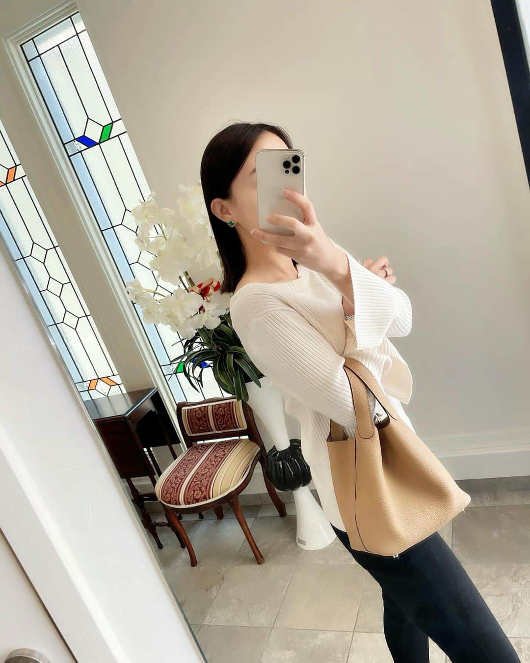 田中麻衣のインスタグラム：「自宅で洗える服に日々助けられてます🙄  #ママコーデ」