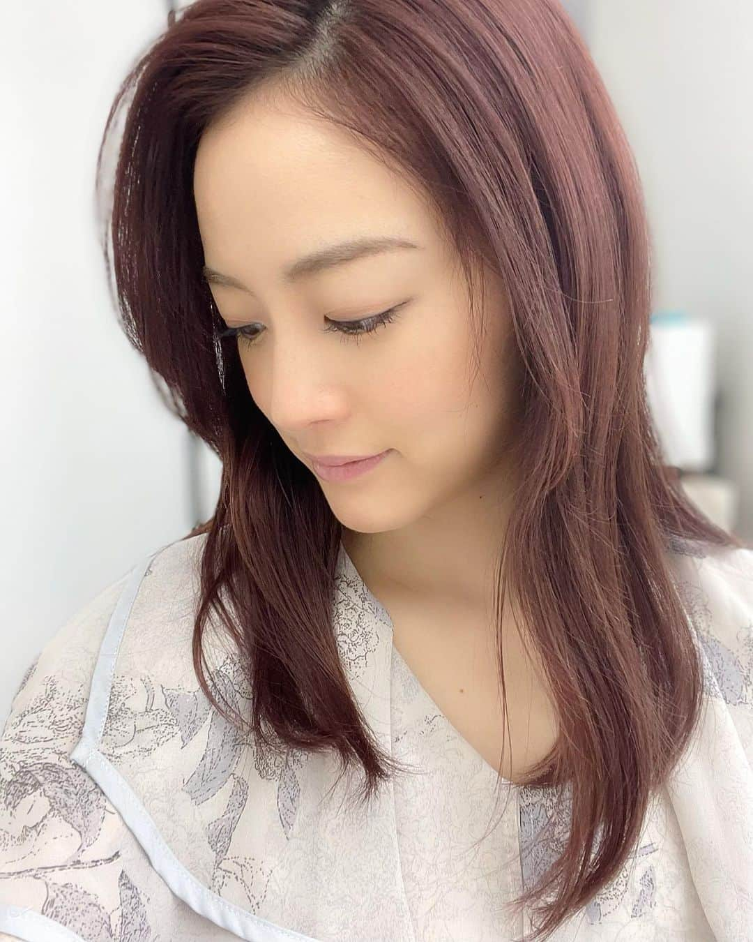 新井恵理那さんのインスタグラム写真 - (新井恵理那Instagram)「いつもあたたかいコメントを下さってありがとうございました。全て読ませていただき、みなさんからのメッセージをいつも楽しみに更新していました^ ^ その中で、心無い文章には耐える体力がいまのわたしには心身ともになく、コメントをオフにさせていただきました。 申し訳ありません。 これからも番組の告知などはできる限り続けたいと思っていますのでよろしくお願いします。  #新井恵理那 #centforce」4月19日 9時50分 - elina_arai