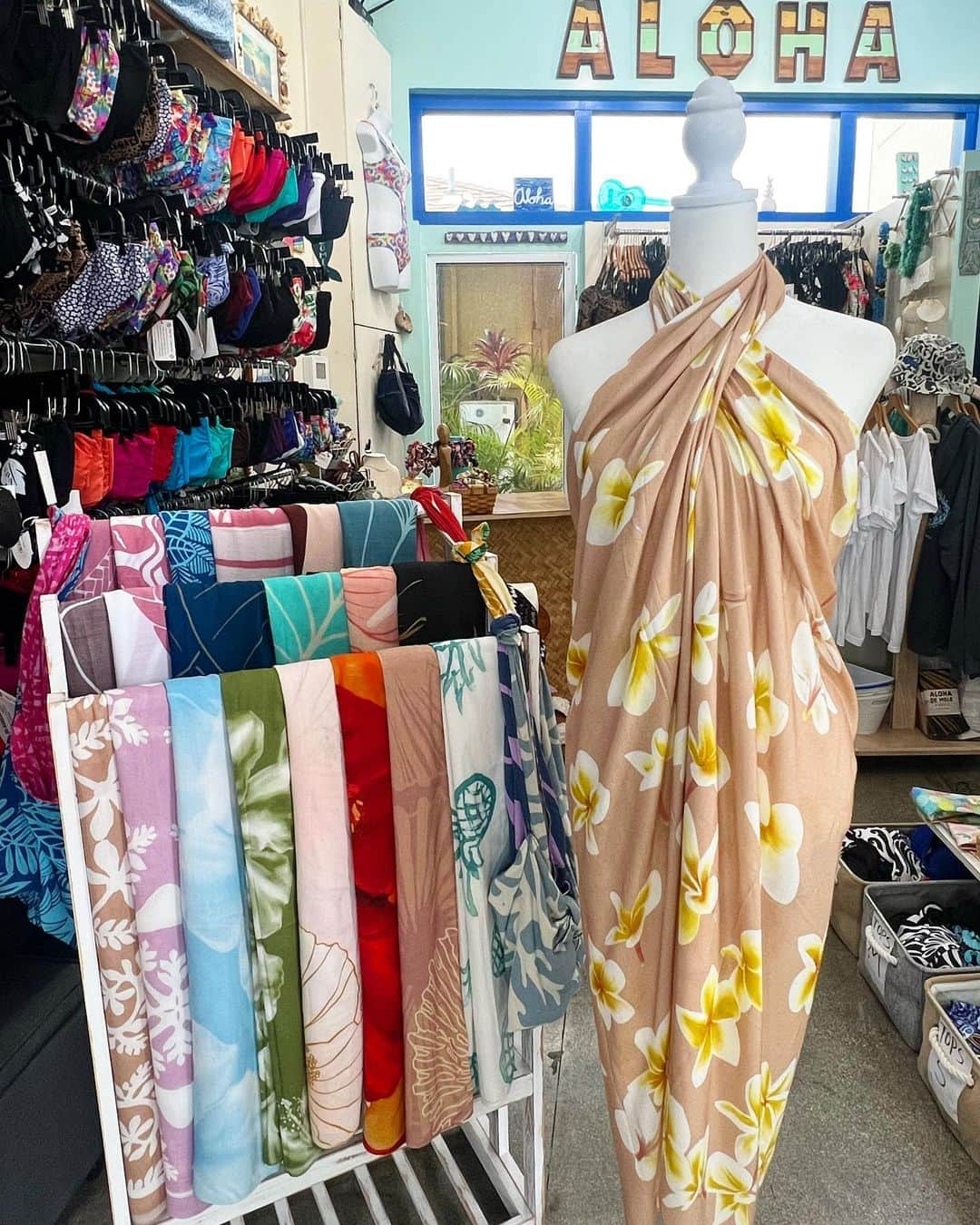 Pualani Hawaii Beachwearさんのインスタグラム写真 - (Pualani Hawaii BeachwearInstagram)「プアラニモンサラット店で大人気のパレオ🌺 ささっと羽織るだけで体型カバーができる優れものです🤭  マネキン着用のパレオは$42です✨  素材違いで $20 、$25のパレオもあります。 気になる方はお問い合わせくださいね🥰  #hawaii#oahu#bikini#hawaiilove#ハワイ#ハワイ旅行 #ハワイ生活 #ビーチ#ビキニ#モンサラット#ハワイ土産#ビキニ#水着#ビーチウェア#海#夏休み#ハワイライフ#ストール#パレオ#防寒対策#マフラー#ストールコーデ #ストールアレンジ」4月19日 9時49分 - pualani_monsarrat