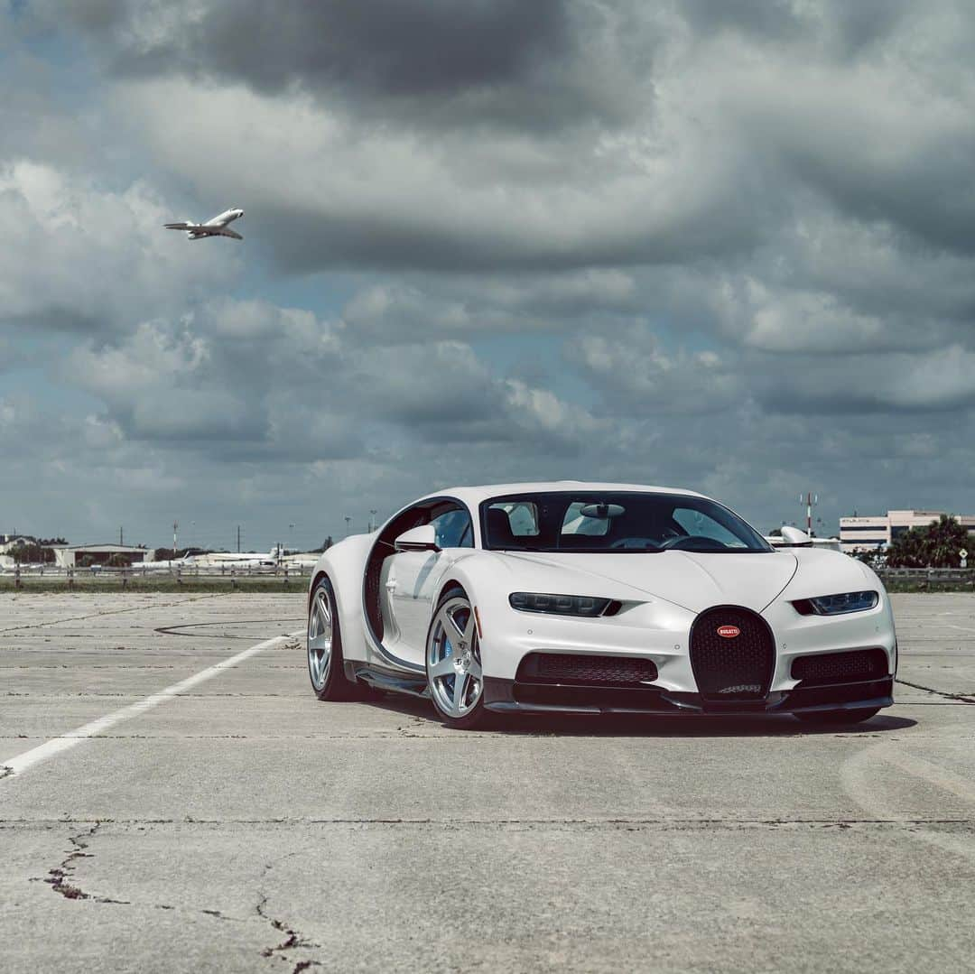 CarsWithoutLimitsさんのインスタグラム写真 - (CarsWithoutLimitsInstagram)「Bugatti Chiron sitting on @1886forgedwheels S-005 Monoblock finished in Full Brilliant Polished with Satin Clear 5-Piece Caps.  @icreatemillionaires x @williamstern x @wheelsboutique x @1886forgedwheels   #carswithoutlimits #bugatti #chiron #bugattichiron #forgedwheels #w16 #wheels」4月19日 9時59分 - carswithoutlimits