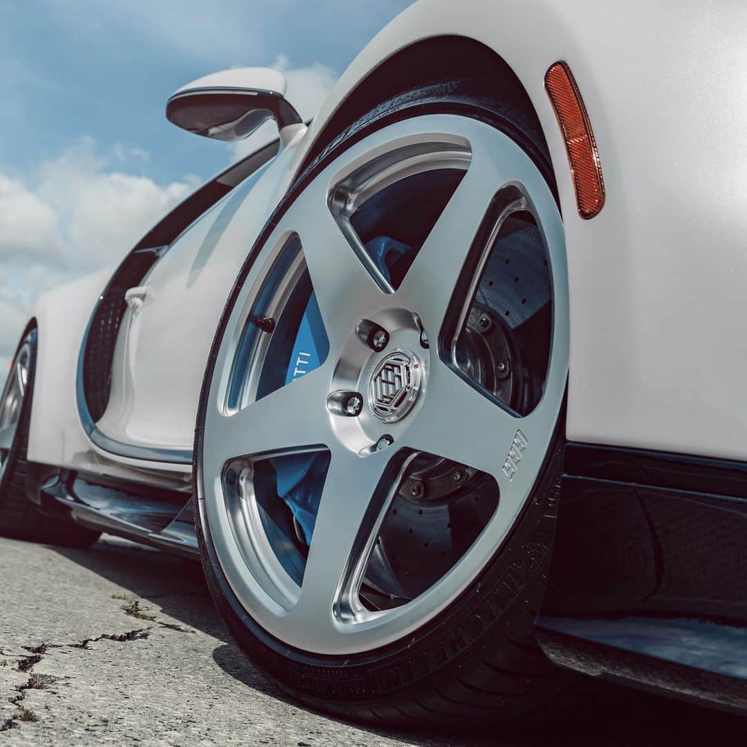 CarsWithoutLimitsさんのインスタグラム写真 - (CarsWithoutLimitsInstagram)「Bugatti Chiron sitting on @1886forgedwheels S-005 Monoblock finished in Full Brilliant Polished with Satin Clear 5-Piece Caps.  @icreatemillionaires x @williamstern x @wheelsboutique x @1886forgedwheels   #carswithoutlimits #bugatti #chiron #bugattichiron #forgedwheels #w16 #wheels」4月19日 9時59分 - carswithoutlimits