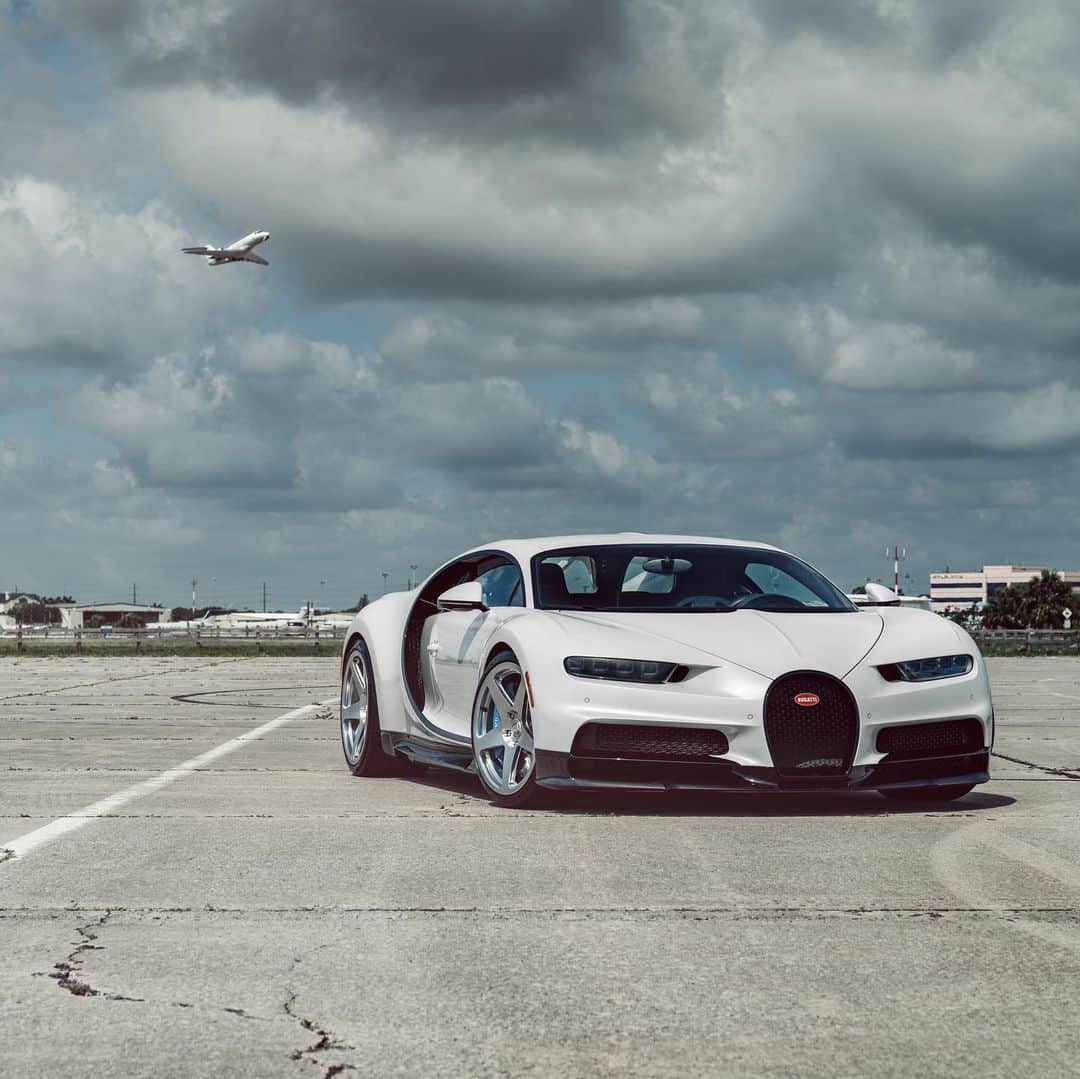 CarsWithoutLimitsのインスタグラム：「Bugatti Chiron sitting on @1886forgedwheels S-005 Monoblock finished in Full Brilliant Polished with Satin Clear 5-Piece Caps.  @icreatemillionaires x @williamstern x @wheelsboutique x @1886forgedwheels   #carswithoutlimits #bugatti #chiron #bugattichiron #forgedwheels #w16 #wheels」
