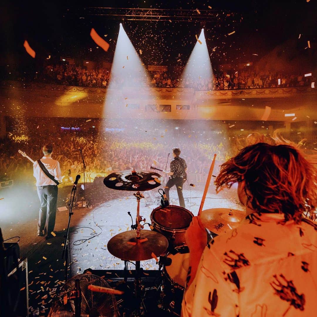 サーカ・ウェーヴスのインスタグラム：「Australia we're only a month away! We're also super pleased to announce that the fantastic @peachfurrrr will be supporting. If you haven't already get your tickets at the link in bio.」
