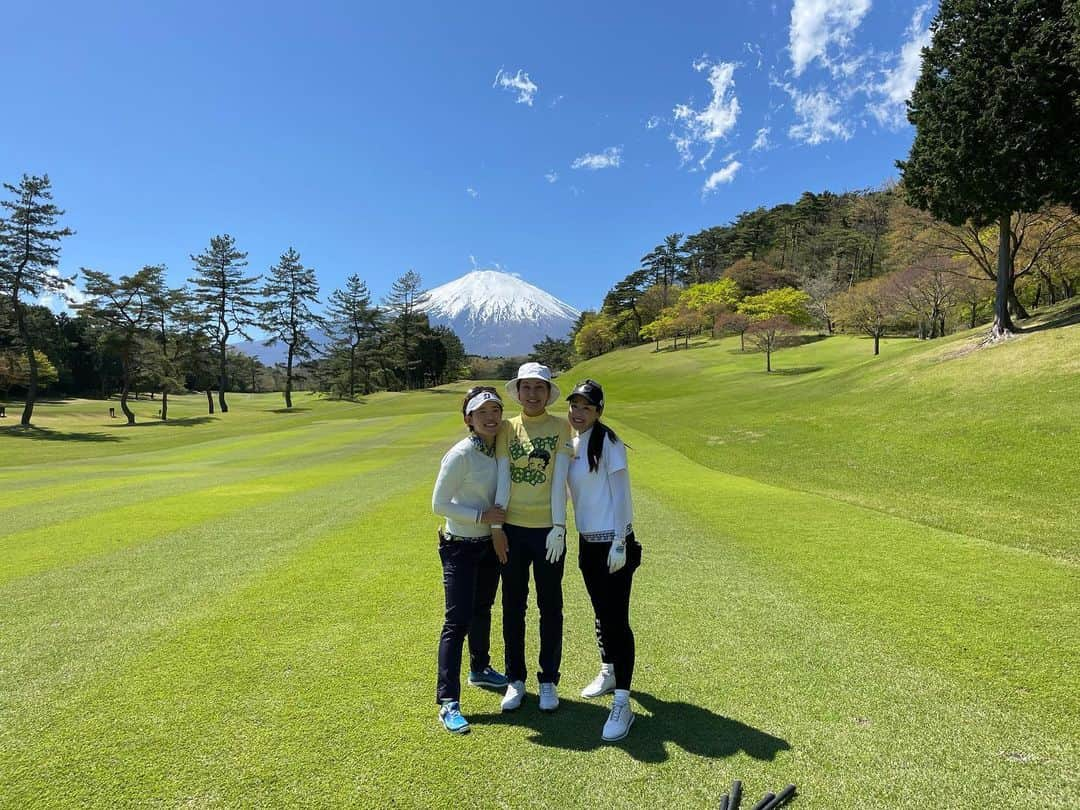 兼岩美奈さんのインスタグラム写真 - (兼岩美奈Instagram)「" よーこちゃんと今年初ラウンド🫶 今年もよろしくね~🥰❤️ かなちゃんも練ラン一緒にありがとう~‼︎ 富士山が綺麗で沢山写真撮っちゃいました🤭 . . . #小川陽子 プロ #廣瀬加奈 プロ #okトーナメント  #gtd#gtdgolf #ゴルフ#ゴルフウェア #fivestar #ファイブスター #富士山  #富士国際ゴルフ倶楽部」4月19日 10時02分 - kaneiwa_mina