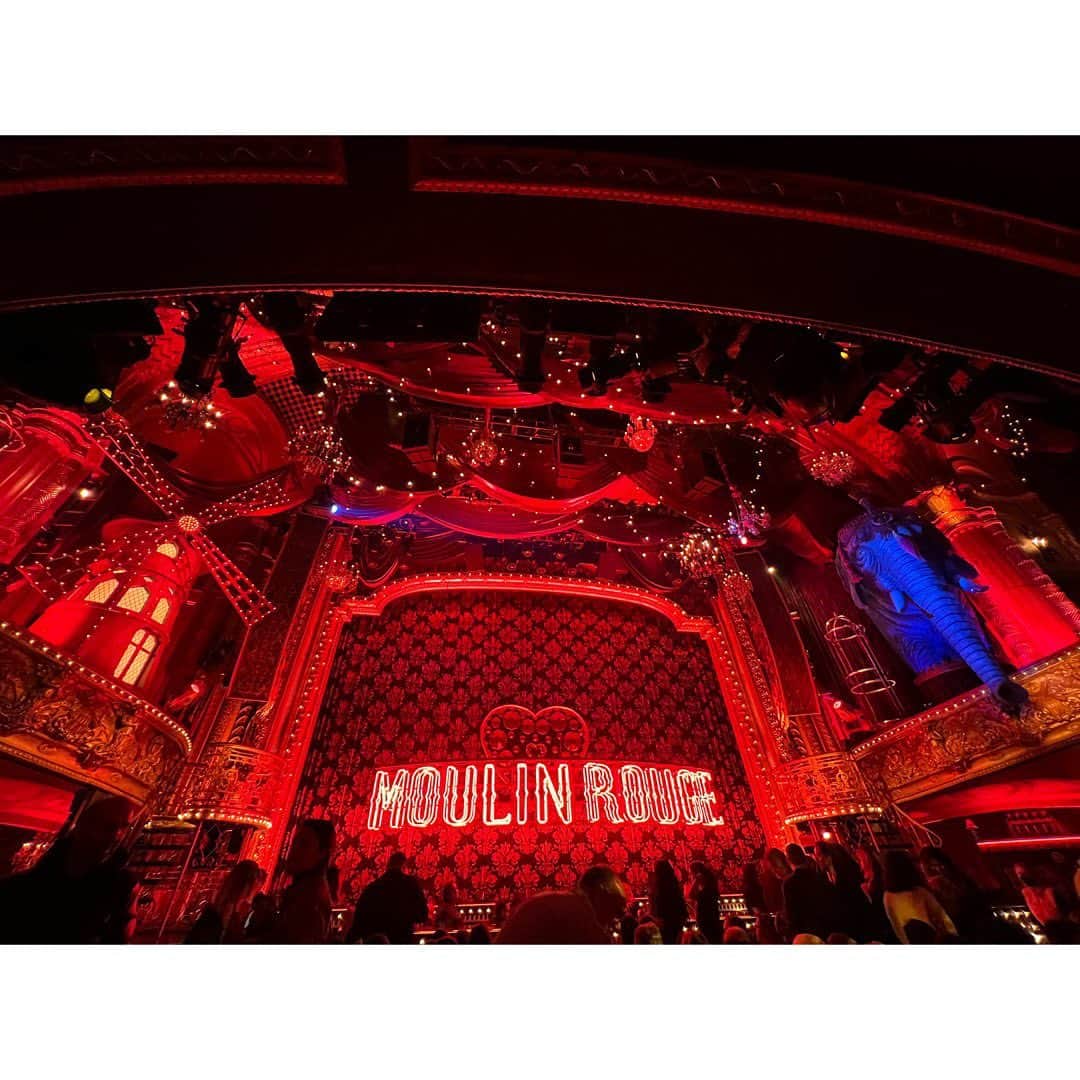 望海風斗さんのインスタグラム写真 - (望海風斗Instagram)「🗽 #NY #Broadway  少しずつNY旅のことを思い出していきますね〜！  ⁡ 『Moulin Rouge!』 劇場入った瞬間からムーランルージュの世界に引き込まれて、これを…これが…日本で…帝国劇場で…という感動と、NYに行く前に衣装フィッティングを済ませていたので、着替えの確認と（結構大変💦）、皆さんのパフォーマンスに釘付けになったり、気持ちが忙しかった‼︎ ⁡ 何よりも、客席が賑やか‼︎ 笑う笑う笑う… え、ここで⁈てところでも笑う！ ⁡ #moulinrougebroadway  #Satine#AshleyLoren #Christian#AaronTveit」4月19日 10時06分 - nozomifuto_official