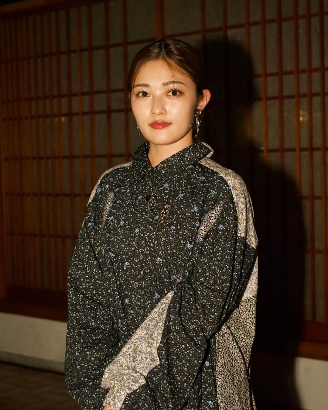 井上咲楽さんのインスタグラム写真 - (井上咲楽Instagram)「@mikiosakabe ミキオサカベの2023AWコレクションに招待していただきました。唯一無二のシルエットやディティールがとっても素敵で、衣装でもよく着用させていただいています🧚🏼‍♂️  着ているとワクワクする服、大好き！ @fashionsnapcom」4月19日 10時24分 - bling2sakura