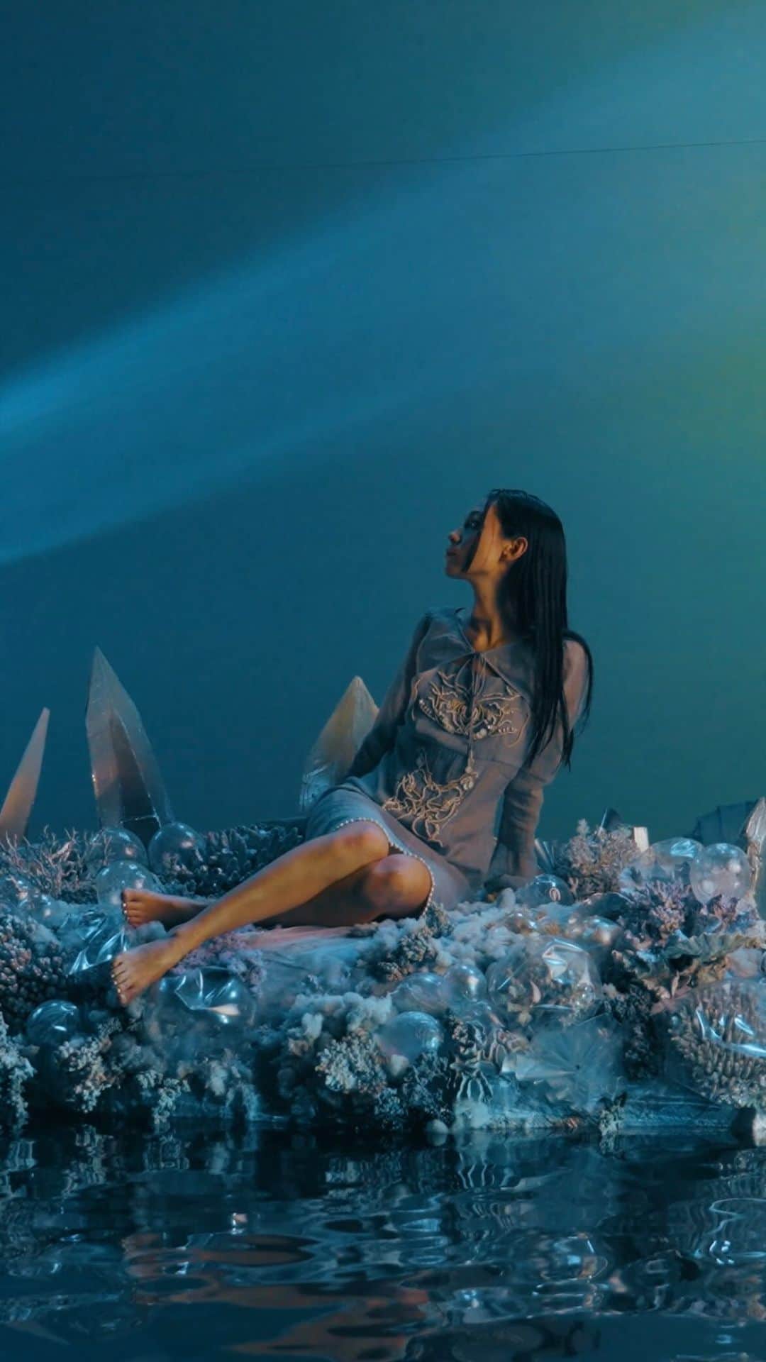 のインスタグラム：「水原希子が創造した、鏡の中の世界へ。 ￣￣￣￣￣￣￣￣￣￣￣￣￣￣￣￣￣￣￣￣  女性をエンパワーするプロジェクト「W/J」。 デザイナーとしても活躍する 水原希子との新たなコラボレーションが登場。  海が教えてくれたインスピレーションをもとにした 水原希子の創造性と、 JILL STUART / JILL by JILL STUARTの持つ 「やさしさと強さ、繊細さと大胆さ」を掛け合わせた クリエイティビティの世界をお楽しみください。  【詳細はプロフィールURLをチェック】 ￣￣￣￣￣￣￣￣￣￣￣￣￣￣￣￣￣￣￣￣  #kiko_with_jillstuart #with_jillstuart #kikomizuhara #水原希子 #jillbyjillstuart #jillby  #ジルバイジルスチュアート #2023ss」
