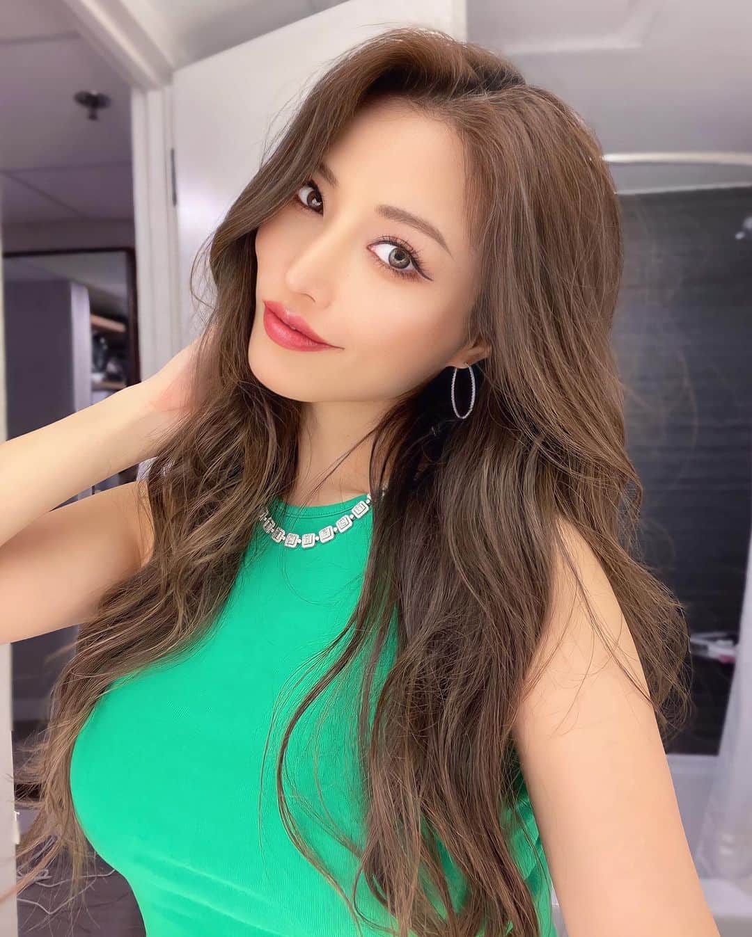 MIKAのインスタグラム：「Hi 🕊  ⠀ お誕生日のコメントやストーリー沢山ありがとうございました🥹😭しあわせ コメント返すのでまっててね💕🫶🏻  アメリカ来る前にくりちゃんに髪の毛少し明るくしてもらったんだ💚💚 プライベートサロンだから周りが気にならなくて最高なの✨  新しいサロンみんなも是非行ってみて♪ @yu_suke_kuri いつもありがとうございます☺️  ⠀」