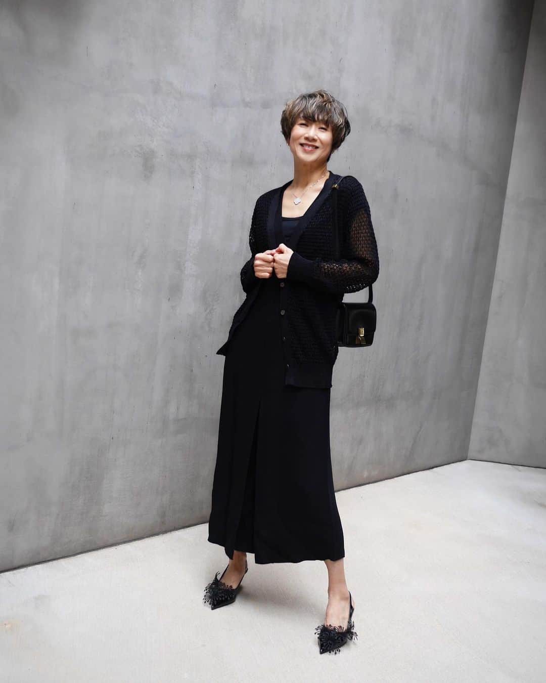 黒田知永子のインスタグラム：「. あみあみニットを羽織って、今日はちょっとシックな感じ。 さりげなく肌を隠したり、温度の調節ができたり…便利🫶  Knit… @yunahica size2 all-in-one @lanvin  ちょっと前のもの shoes… @prada   #真夏も使える #黒田知永子  #chiekokuroda」