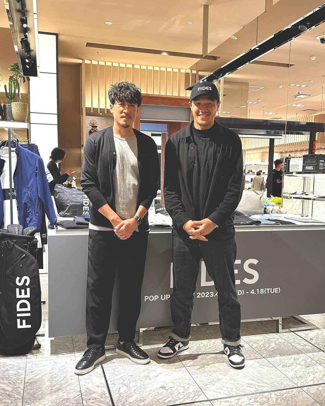 小林久晃のインスタグラム：「新宿伊勢丹でのポップアップが終了しました。今回もたくさんのご来店ありがとうございました。またこれから福岡、大阪、横浜、名古屋と催事が続くので楽しみです。 写真は先日来てくれた @jung.sung.ryong 選手です。話をするのは今回がはじめてでしたが、人間性も素晴らしいし、熱い気持ち持ってるし、長年トップレベルで活躍する理由がわかりますね。まだまだ頑張ってください。ありがとうございました。 #チョンソンリョン #川崎フロンターレ #日本語お上手 #fides #isetanmens」