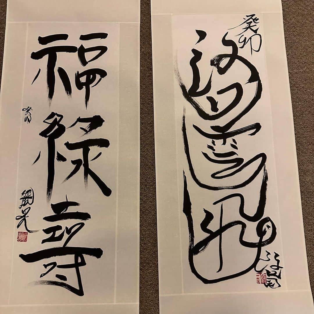 Reikaさんのインスタグラム写真 - (ReikaInstagram)「Calligraphy seal engraving   なんでも言霊、そして想いを込めることが大事だと思う😊 あと、大切なのは完璧性や100点を目指すことではなく 個性と心なのかなと。 上手か下手かではなく 作品と作る度に思います🥹  ✨願いを込めて「福禄寿」✨  今年は　@vitolabo_official @herbacie_official の立ち上げもあり、お客様皆様への想いと🌿 出産が控えてる我が家のために  書き初め。  そして明日が著書の発売📖🥹 サイン代わりになるようなオリジナルデザインの印章を自ら篆刻しました「れいか」❤️ 少し洋風な仕上がりにして ニュータイプな印章を篆刻してみました。  これがまた本当に繊細で集中力が必要な作業。  @keiji_papa_ は 景雲飛ならぬ　啓雲飛  #日本文化 #日本雅藝倶楽部  #japaneseculture  #japanesecalligraphy #書 #篆刻 #印章 #景雲飛 #福禄寿」4月19日 10時42分 - reikamarianna