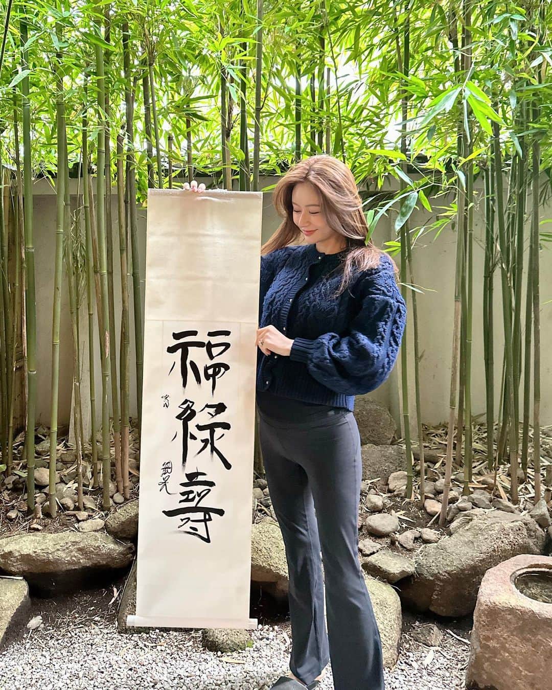 Reikaのインスタグラム：「Calligraphy seal engraving   なんでも言霊、そして想いを込めることが大事だと思う😊 あと、大切なのは完璧性や100点を目指すことではなく 個性と心なのかなと。 上手か下手かではなく 作品と作る度に思います🥹  ✨願いを込めて「福禄寿」✨  今年は　@vitolabo_official @herbacie_official の立ち上げもあり、お客様皆様への想いと🌿 出産が控えてる我が家のために  書き初め。  そして明日が著書の発売📖🥹 サイン代わりになるようなオリジナルデザインの印章を自ら篆刻しました「れいか」❤️ 少し洋風な仕上がりにして ニュータイプな印章を篆刻してみました。  これがまた本当に繊細で集中力が必要な作業。  @keiji_papa_ は 景雲飛ならぬ　啓雲飛  #日本文化 #日本雅藝倶楽部  #japaneseculture  #japanesecalligraphy #書 #篆刻 #印章 #景雲飛 #福禄寿」