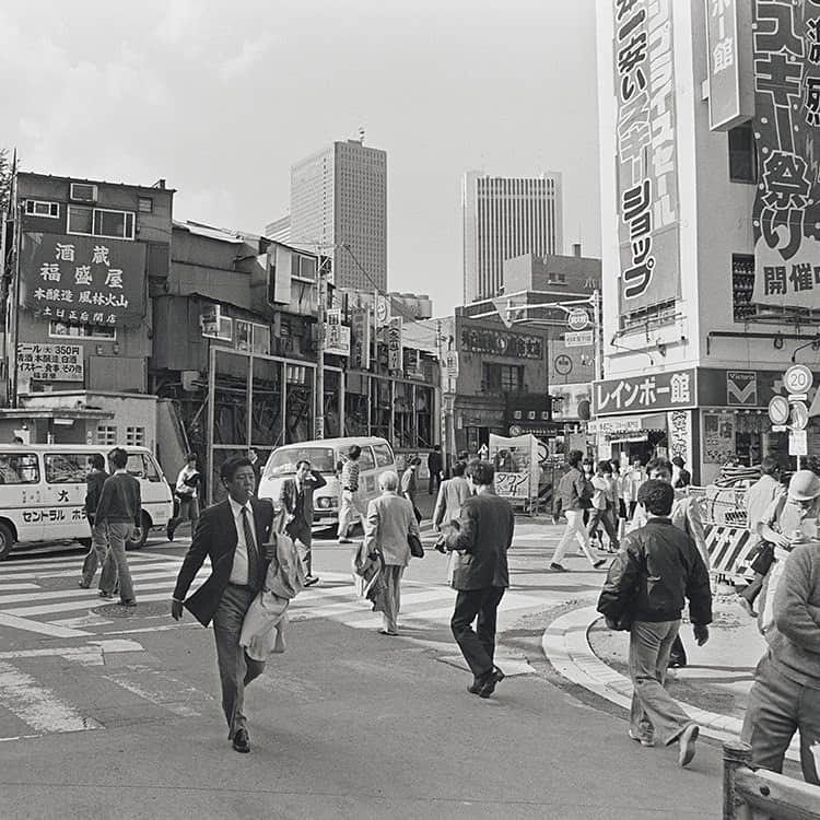 ブルータスさんのインスタグラム写真 - (ブルータスInstagram)「【BRUTUS.jp】デイリーブルータス 381 都市と写真。  いつの時代にも都市を写す写真家がいる。社会の発展、人々の生活の変化の中、カメラ機材の進化とともに写真は時代を見つめてきた。写真に写る都市の姿を通して、時代を振り返る。  1. 時代を写す、都市・人・ストリート写真の歴史〜前編〜  2. 写真家、ヨヘン・レンペルトがモノクロームで写し出す都市の自然  3. 写真家・善本喜一郎とライル・ヒロシ・サクソンが対談。『東京DEEPタイムスリップ1984⇔2022』を片手に東京の景色を語り合う @tokyo_timeslip   BRUTUS.JPでは様々なテーマで、好奇心を上書きするミニ特集 #デイリーブルータス を平日のみ毎日配信。プロフィールのリンクからチェック @brutusmag  #BRUTUS #ブルータス #雑誌 #写真 #photography #写真家 #photographer #カメラ #写真集 #都市 #都市写真 #東京 #ストリート写真 #スナップ」4月19日 10時36分 - brutusmag