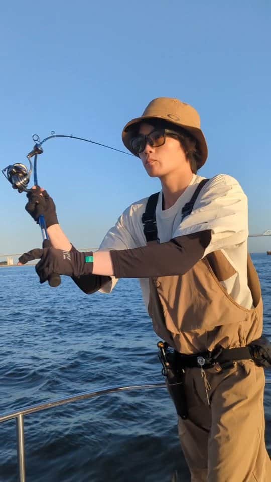 外山将平のインスタグラム：「釣り→楽しい→幸せ。　　　　　　　　　　　　　　　　　　　　　　　　　　　　　　 　　　　　　　　　　　　　　　　　　　　　　　　　 　　　　　　　　　　　　　　　　　　　　　　　　　　 #BlueBlue #アングラーズマイスター　　　　　　　　　　　　　　　　　　　　　　　　　　　　　　　 #TOKYO　　　　　　　　　　　　　　　　　　 #STUDIOOCEANMARK #ナレージ65　　　　　　　　　　　　　　　　　　　　　　　　　 #oakley　　　　　 　　　　　　　　　　　　　　　　　　　 　　　　　　　　　　　　　　　　　　　　　　　　　 　　　　　　　　　　　　　　　　　　　　　  ◆釣りにかかわらず､出たゴミは持ち帰りましょう！ 一人一人の意識で自然は守れます。 釣り場､自然を大切に🐟　　　　　　　　　　　　　　　　  ◆キャスト時は必ず後方確認をして ルアーや針が歩行者､同行者に当たらないようにしましょう。　　　　 　　　　　　　　　　　　　　　　　　　　　　　　　　　　　　 ◆釣り際はライフジャケット着用をお願い致します。　　　　　　　 命を守りましょう！　　　　　　　　　　　　 　　　　　　　　　　　　　　　　　　　　　 ◆YouTube⇩(始めました！チャンネル登録お願いします😊) https://youtube.com/channel/UC07x3DbJCNv_gAFvAjaWQMQ　　　　　　　 　　　　　　　　　　　　　　　　　　　　　  ◆アングラーズ↓🎣 将平(syohei) https://anglers.jp/users/530231 こちらもチェックお願い致します🐟　　　　　　　  ◆Twitter↓ https://mobile.twitter.com/syohei_1108 こちらもフォロー宜しくお願い致します！🙇‍♂　　　　　 　　　　　　　　　　　　　　　　　　　　　　　　　　　　　　　　　　　　　　　　　　　　　　　 　　　　　 　　　　　　　　　　　　　　　　　　　　 　　　　　　　　　　　　　　　　　　　　　　　　　　　　 #今日の外山 #俳優 #外山将平  #釣り好きな人と繋がりたい #釣りスタグラム #シーバス #東京湾奥 #釣りの成長記録 #釣りで人生を豊かに  #fishing #lurefishing #lure #bass #catchandrelease #fish #fishinglife #bigfish #lunker #angling #instafish  #bassfishing #seabass」
