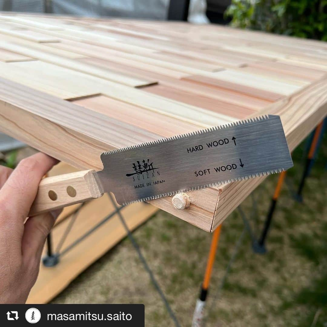 SUIZAN JAPANのインスタグラム：「Time for dowel cutting! The lovely cedar panel is nearing completion😍 Thanks for the nice photo😊🙌 ⁡ ダボ切りの時間！ 完成間近ですね😍 素敵な写真ありがとうございます😊🙌 ⁡ Repost📸@masamitsu.saito ハードにもソフトにも。 今の時代、どっちもできて当たり前ですからね。 #woodworking #木工 ⁡ #suizan #suizanjapan #japanesesaw #japanesesaws #japansäge #sierrajaponesa #sciejaponaise #鋸 #japanesetool #japanesetools #handsaw #pullsaw #ryoba #flushcut #woodwork #woodworker #woodworkers #woodworkingtools #diy」