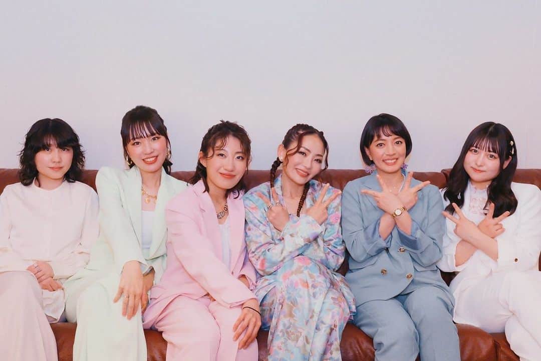宮本美季のインスタグラム：「バンド名: ミッケナナ(miki et nana)に決定！昨日のコットンクラブお越し頂きありがとうございました😭平日の夜にも関わらずフルハウス。感無量です。ゲストのお二人、治田ななみちゃん，渡邉瑠菜ちゃんを迎えてさらに女子力アップでお届けしました❤️次のミッケナナのライブは6月！また詳細は追ってお知らせします。皆さんのキラキラした顔、ついつい漏れてしまう掛け声や歓声、涙，全てが私の原動力となるなぁと感謝しかない夜でした。 ありがとうございましだ🥹 これからもミッケナナを宜しくお願い致します❤️  #女子ジャズ #コットンクラブ #春色パステル」