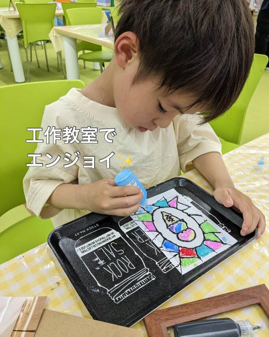 奥山絵里奈さんのインスタグラム写真 - (奥山絵里奈Instagram)「小さい頃から 本当に良く利用している 子供が大好きな #室内遊園地  #ファンタジーキッズリゾート  @fantasykidsresort 🤩  お子様をお持ちの方は 知らない人はいないのでは？  今回初めての 港北店に！  やることが沢山ありすぎて 載せきれなかったくらい😅  #ボルダリング  #抗菌砂場 #ボールプール  #工作教室  #撮影ブース #縁日  #コインゲーム #滑り台 #アスレチック  #ブロック   遊び尽くして なんと6時間くらい滞在していた笑  しかもUSJより楽しそうだった🥲  工作教室では ステンドグラスの写真立てを作ったり  縁日では 巨大わたあめを買ったり  アスレチックなどで 体を動かしたり 砂場や工作やブロックで 集中したりと 色々と長く遊べるので 最高の施設でした😌  親はマッサージチェアで ゆっくりも出来る笑  港北店の近くには 子連れで行ける スーパー銭湯 ゆったりここもあるので 帰りに寄ったりも出来てそこも良かったです😙  PR @fantasykidsresort #室内遊び #子連れお出かけ #雨の日の過ごし方 #休日の過ごし方 #ファンタジーキッズリゾート #室内遊び場#フォトスポット#子供の遊び場 #子連れスポット東京 #幼稚園ママ #5歳男の子」4月19日 10時54分 - erinaokuyama