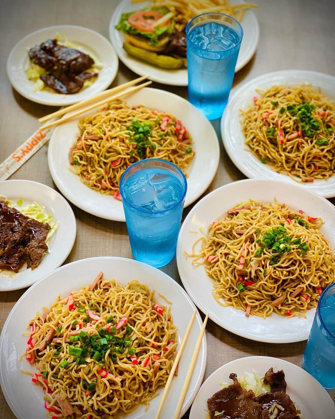 Zippy's Restaurantsのインスタグラム：「ALL ABOUT LOCAL! 🤙🏽🏝️🍜  This month, Zippy’s is stoked to be supporting local favorites, for local people, supplied by many local businesses that work hard to help feed the people of Hawaii. As a small business owner myself, I know how important it is to #supporthawaiibusinesses because if the events of 2020 have taught us anything, we need to lean on each other to sustain our economy. That’s why I am so honored to be an ambassador for Zippy’s because they thrive on supporting local. One of the local businesses that Zippy’s is featuring this month is Sun Noodle. The saimin dishes and friend noodles at Zippy’s are bought from Sun Noodle, a business that was started in 1981 by Hidehito Uki. Sun Noodle is based in #kalihi and is still a family-operated business. Swing on by @zippys to see their 2-minute video clip showcasing Sun Noodle.  Pictured is the Fried Noodle plate and of course teri beef and teri beef sandwich on the side because you can’t eat friend noodles without teri beef! Right?! @sunnoodles  #luckywelivehawaii #nextstopzippys」
