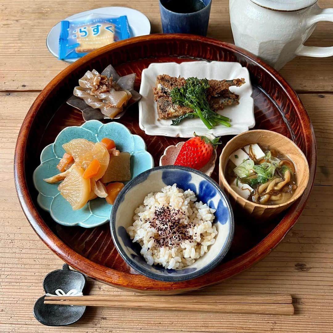 ひろσ(´～｀*)のインスタグラム：「☆ 🍴いわしのごまつつみ 🍴スティックブロッコリーの塩麹あえ 🍴手綱こんにゃく 🍴大根とちくわの煮物 🍴玄米ご飯 🍴もずく、なめこ、豆腐のお味噌汁 🍴いちご ． ． いつかのごはんで こんにちは😃 いつもの軽い ぎっくり腰やって ようやくよくなってきた と思ったとこで 油断して2回目😆 なんとか動くことはできるのですが 腰痛みたいな感じになってしまって 困ってます😞 ． ． なんだか調子悪いことばかり呟く 立派な老人インスタに なってきて😂 きみまろ漫談思い出すわ🤣 ． ． ・・・・・・・・・・・・・・・ #昼ごはん#常備菜#作り置き #つくりおき#フーディーテーブル#ごはん#おうちごはん#手作りごはん#マカロニメイト#てづくりごはん365# お昼ごはん#からだにやさしいごはん #体に優しいごはん#うつわ好き#器好きな人とつながりたい #japanesefood #lunch #おひるごはん#おうちランチ#おうちカフェ#ひとりごはん #玄米ごはん#やちむん#藤野智朗 #前田麻美」