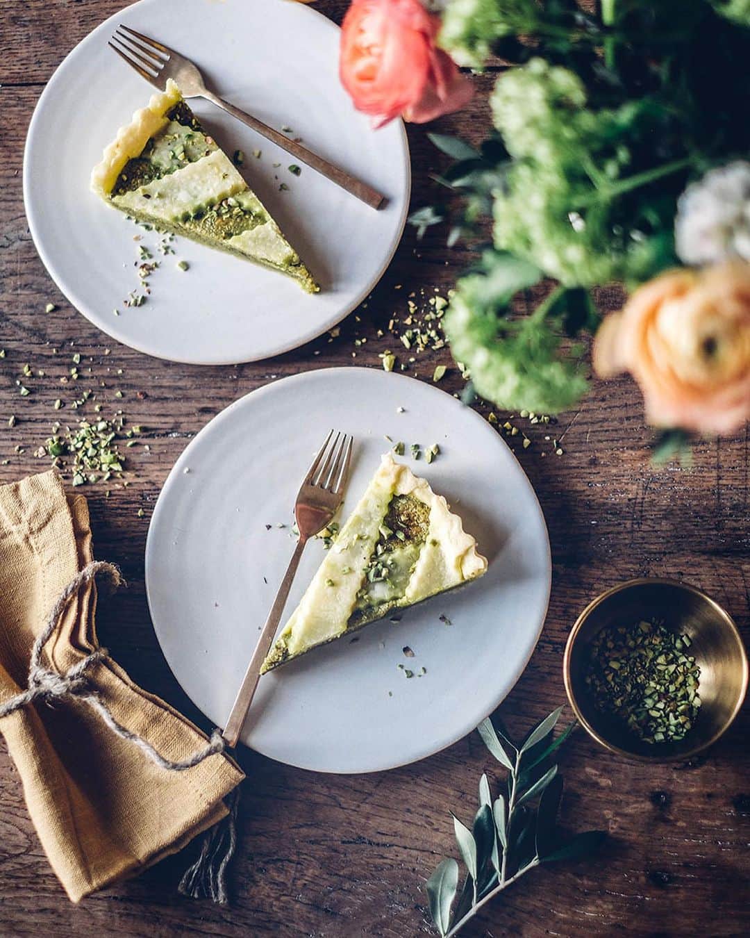 Our Food Storiesさんのインスタグラム写真 - (Our Food StoriesInstagram)「More photos from this delicious gluten-free pistachio tart😋 You can find the recipe on the blog, link is in profile. #ourfoodstories  ____ #pistacchio #pistachiocake #pistazien #pistazienkuchen #glutenfri #glutenfreibacken #glutenfreerecipes #glutenfreeeats #glutenfreecake #tabledecor #tablescapes #tabledecoration #onthetable #ceramiclove #onomao #foodstylist #foodphotographer #germanfoodblogger」4月19日 21時54分 - _foodstories_