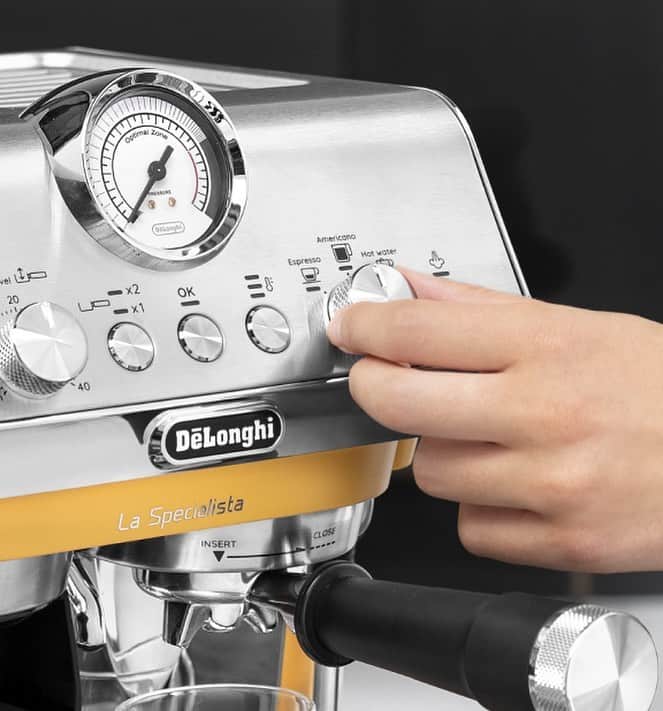 De'Longhi Sverigeさんのインスタグラム写真 - (De'Longhi SverigeInstagram)「Visste du att den genomsnittliga svensken dricker drygt 3 koppar om dagen? 💛  Förgyll dina kaffestunder hemma med en perfekt smak, när bönorna du föredrar möter expertisen i våra kaffemaskiner. #delonghi #seriousaboutcoffee #kaffekärlek #coffeelove」4月19日 21時50分 - delonghisverige