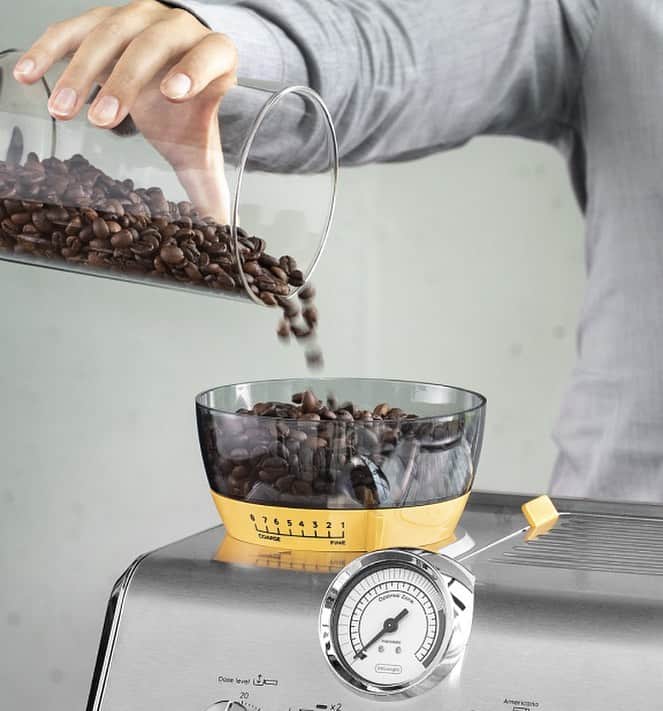 De'Longhi Sverigeのインスタグラム：「Visste du att den genomsnittliga svensken dricker drygt 3 koppar om dagen? 💛  Förgyll dina kaffestunder hemma med en perfekt smak, när bönorna du föredrar möter expertisen i våra kaffemaskiner. #delonghi #seriousaboutcoffee #kaffekärlek #coffeelove」