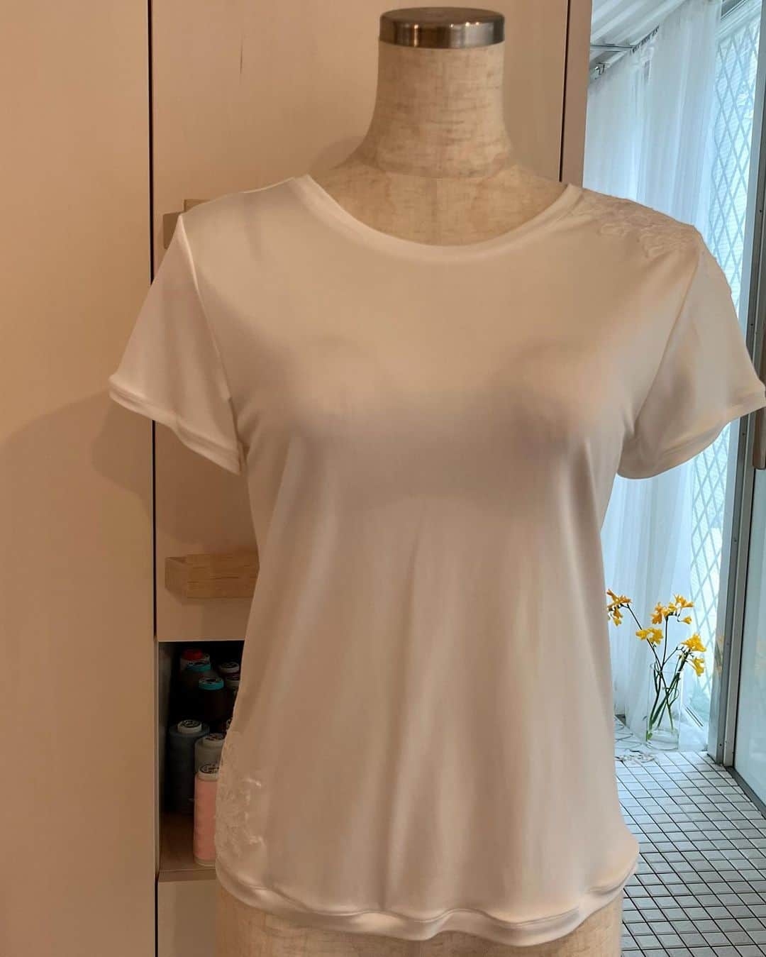 Chiyono Anneさんのインスタグラム写真 - (Chiyono AnneInstagram)「Uniform for warmer weather🌞 肌色に最も馴染むベージュシルクでランジェリーを作れば、どんなお洋服でも透け感は気になりません☺️✨こちらのブラは万能な Plunge Bra。  Essential Line の Silk Jersey T Shirt は、実際に試着した方のオーダー率がとても高い、隠れ人気商品です😉  梅雨、夏とこれからの激しい季節にとってもおすすめの2アイテムです。  #チヨノアン #chiyonoanne #silk #bespokelingerie」4月19日 21時50分 - chiyono_anne