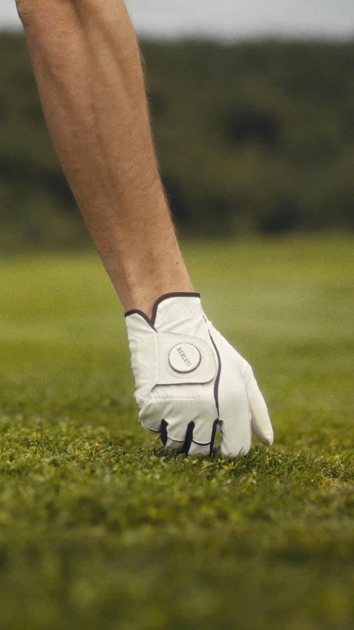 ベルルッティのインスタグラム：「- GOLF BY #BERLUTI -   Stay tuned for the reveal of Berluti’s latest story.  Capsule collection now available online and in-store.   Video by @l_atanasyan  #TEEOFFWITHBERLUTI」
