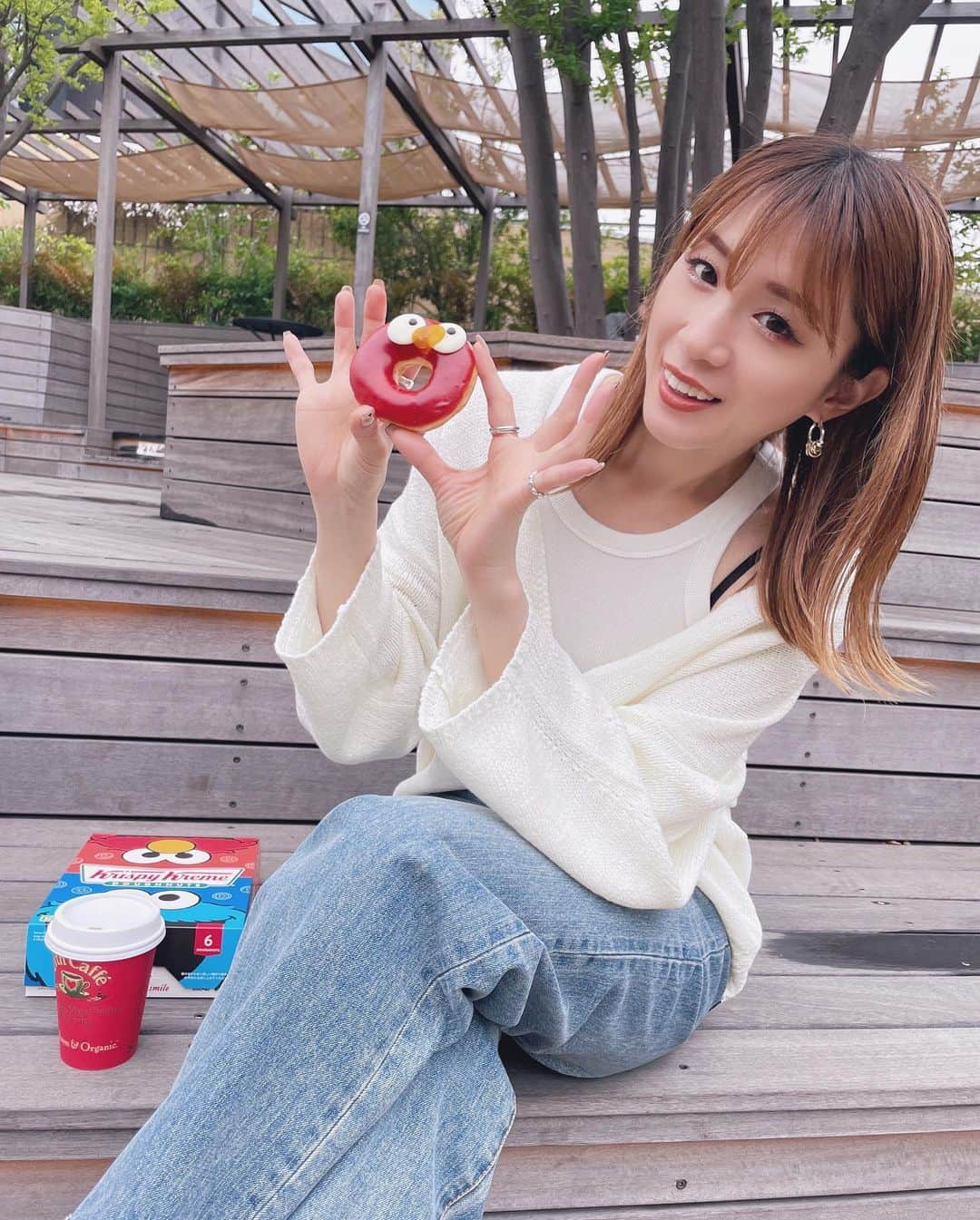 咲月美優さんのインスタグラム写真 - (咲月美優Instagram)「☽ . 今日から期間限定発売の クリスピークリームドーナツ セサミストリートコラボ❤️💙 . どうしても買いたくて なつみに付き合ってもらった🫶🏻笑 ありがとう🤭💕 @natsumi_arii  . パッケージがもう、かわいい🥹 雨上がりの休日☂️ . . . #krispykremedoughnuts #krispykreme #sesamistreet #クリスピークリームドーナツ #セサミストリート #セサミストリートドーナツ #エルモ #ドーナツ #休日の過ごし方 #デニムコーデ #大人カジュアルコーデ  .」4月19日 20時22分 - s.miyutyyy