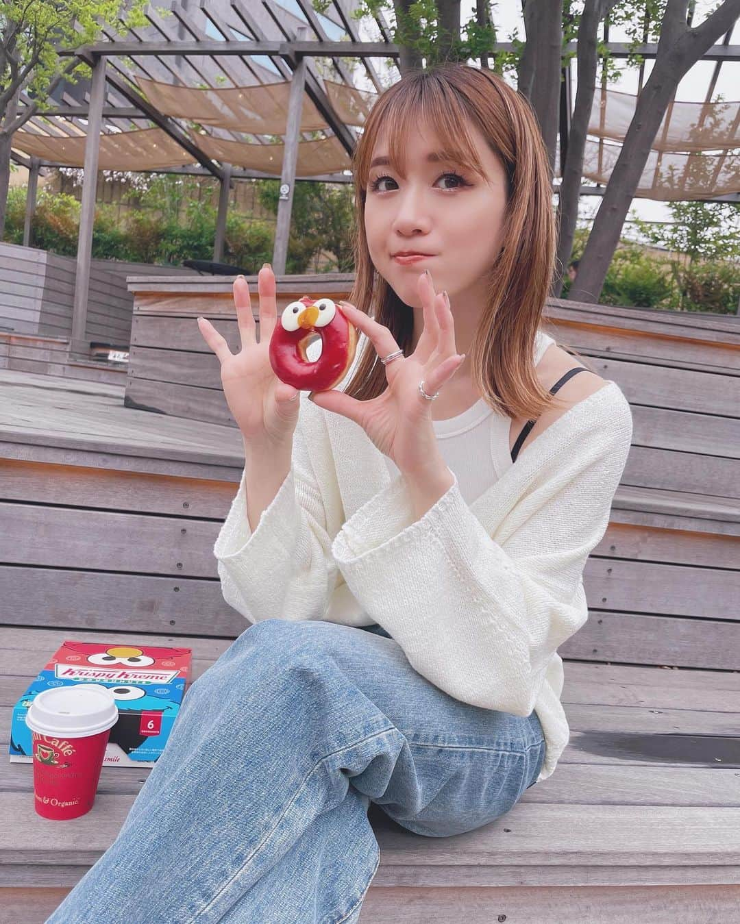 咲月美優さんのインスタグラム写真 - (咲月美優Instagram)「☽ . 今日から期間限定発売の クリスピークリームドーナツ セサミストリートコラボ❤️💙 . どうしても買いたくて なつみに付き合ってもらった🫶🏻笑 ありがとう🤭💕 @natsumi_arii  . パッケージがもう、かわいい🥹 雨上がりの休日☂️ . . . #krispykremedoughnuts #krispykreme #sesamistreet #クリスピークリームドーナツ #セサミストリート #セサミストリートドーナツ #エルモ #ドーナツ #休日の過ごし方 #デニムコーデ #大人カジュアルコーデ  .」4月19日 20時22分 - s.miyutyyy